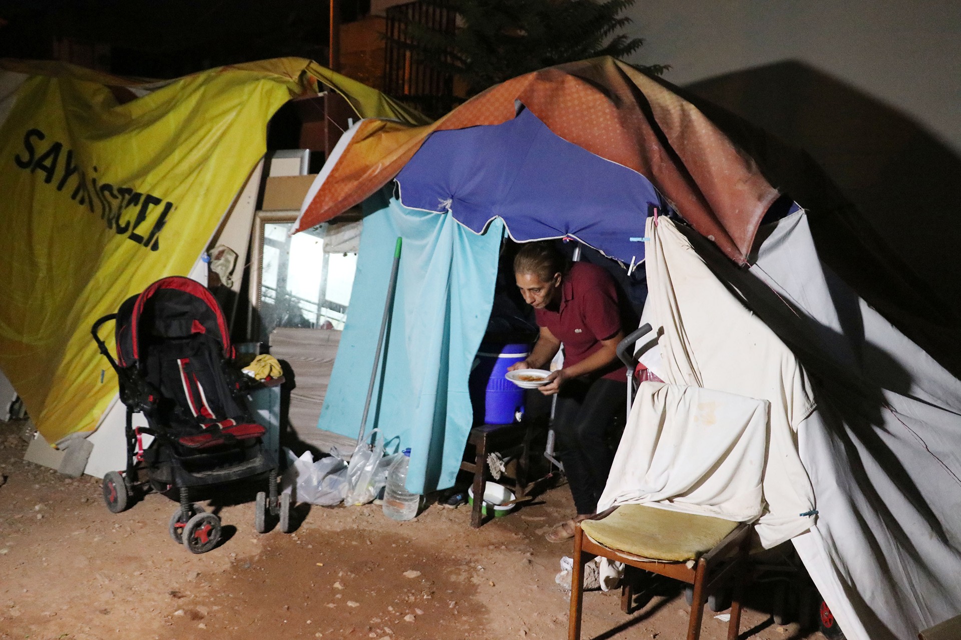 Antalya'da 3 aylık kira borcunu ödeyemeyen ve icra yoluyla evden çıkarılan Sarpkaya ailesi, hasta olan çocukları ile birlikte boş araziye kurdukları çadırda yaşamaya çalışıyor.