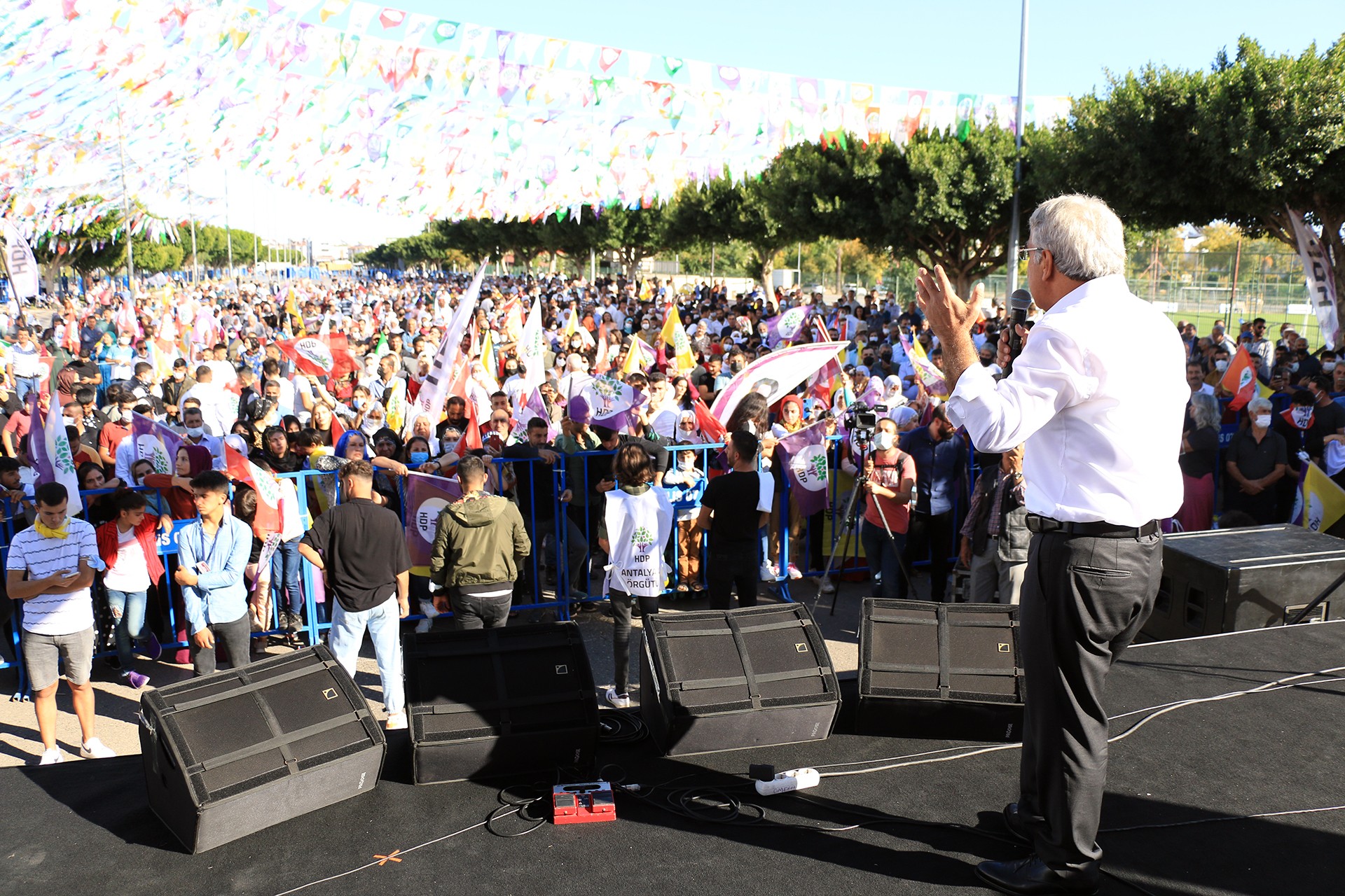 HDP Eş Genel Başkanı Mithat Sancar partisinin Antalya mitinginde konuşurken.