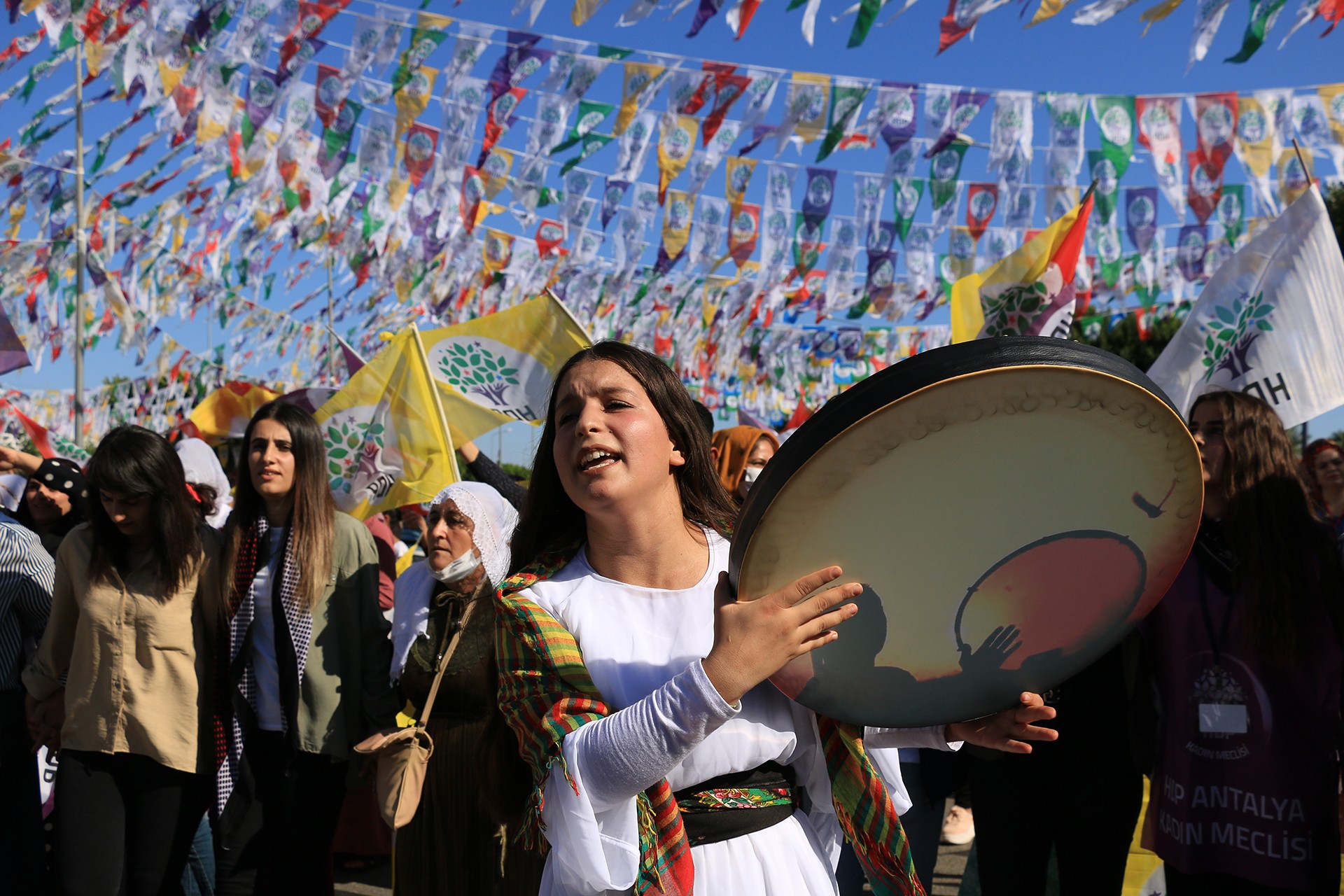 HDP'nin Antalya'da düzenlediği mitingde erbani çalan bir kadın.