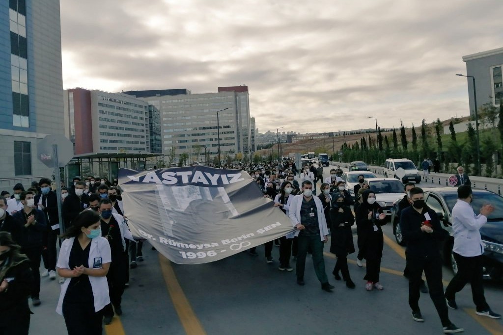 Hekimler yoğun çalışma saatleri sonucu iş çıkışı trafik kazasında hayatını kaybeden Dr. Rumeysa Berin Şen'i andı, alkışlarla Sağlık Bakanlığını protesto etti 