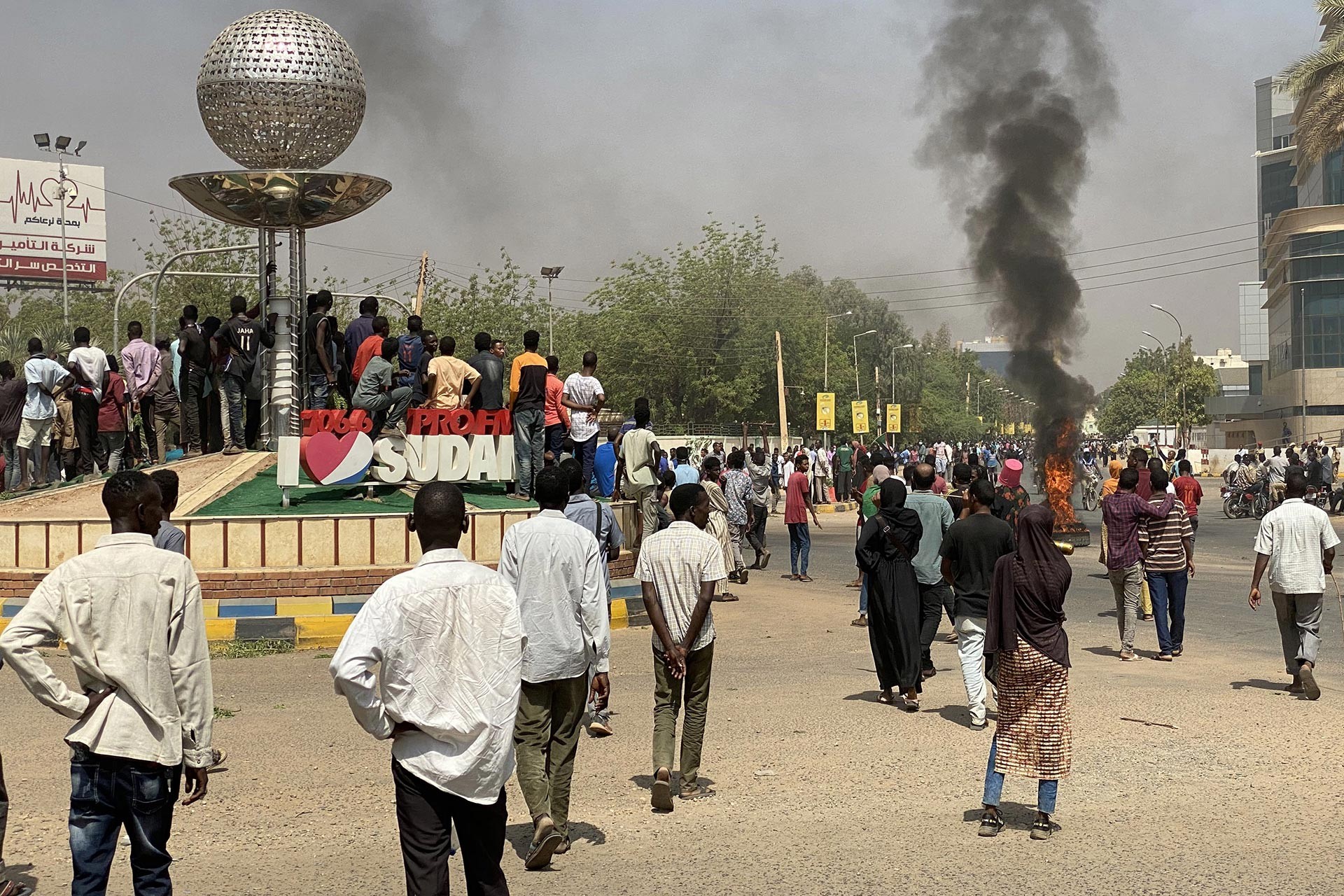 Sudan'da darbe karşıtı eyleme katılanlar