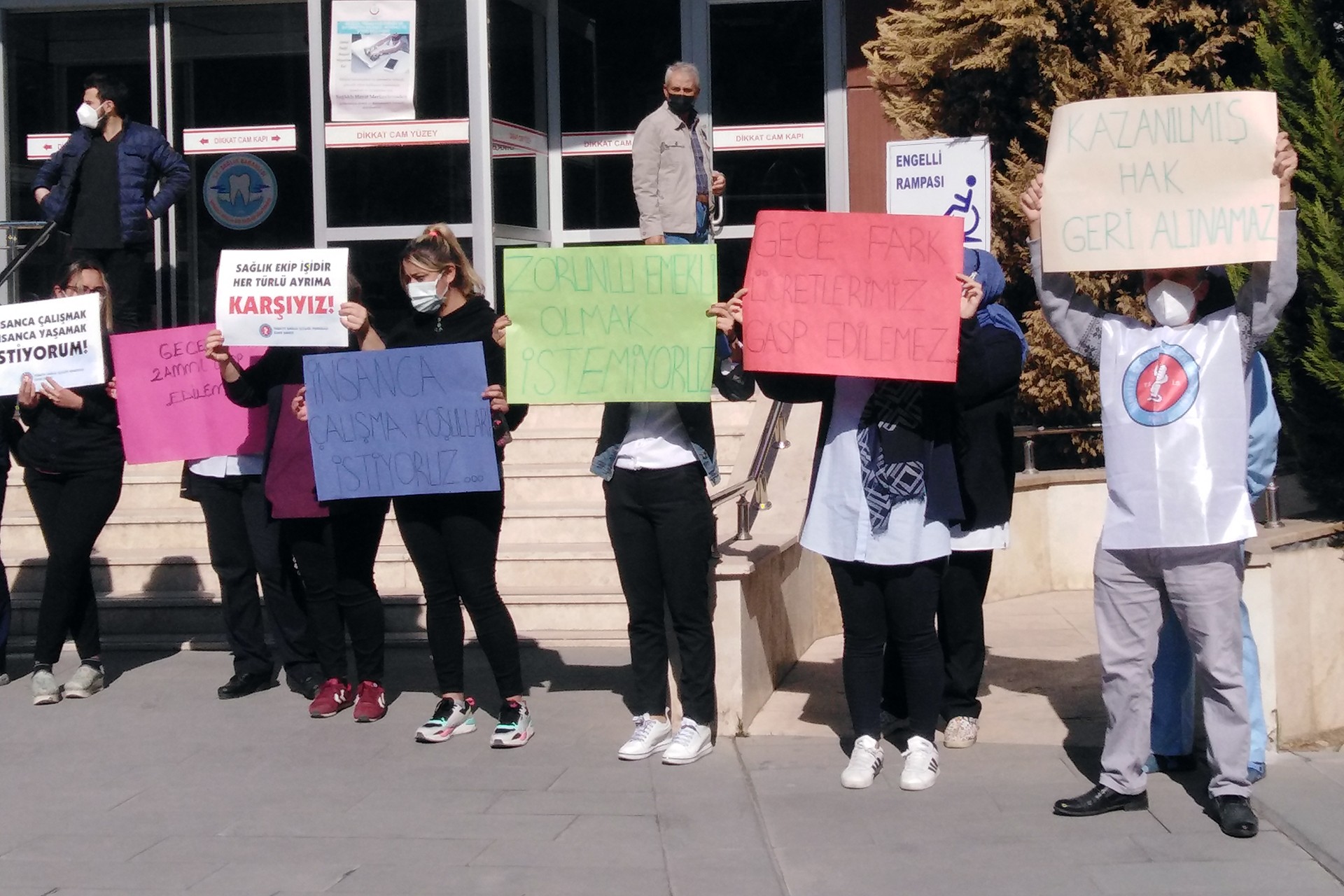 Denizli'de Türkiye Sağlık İşçileri Sendikası (Sağlık-İş), Denizli İl Sağlık Müdürlüğü önünde Çalışma Bakanlığının gece çalışması ile ilgili yazısına dair açıklama yaptı.