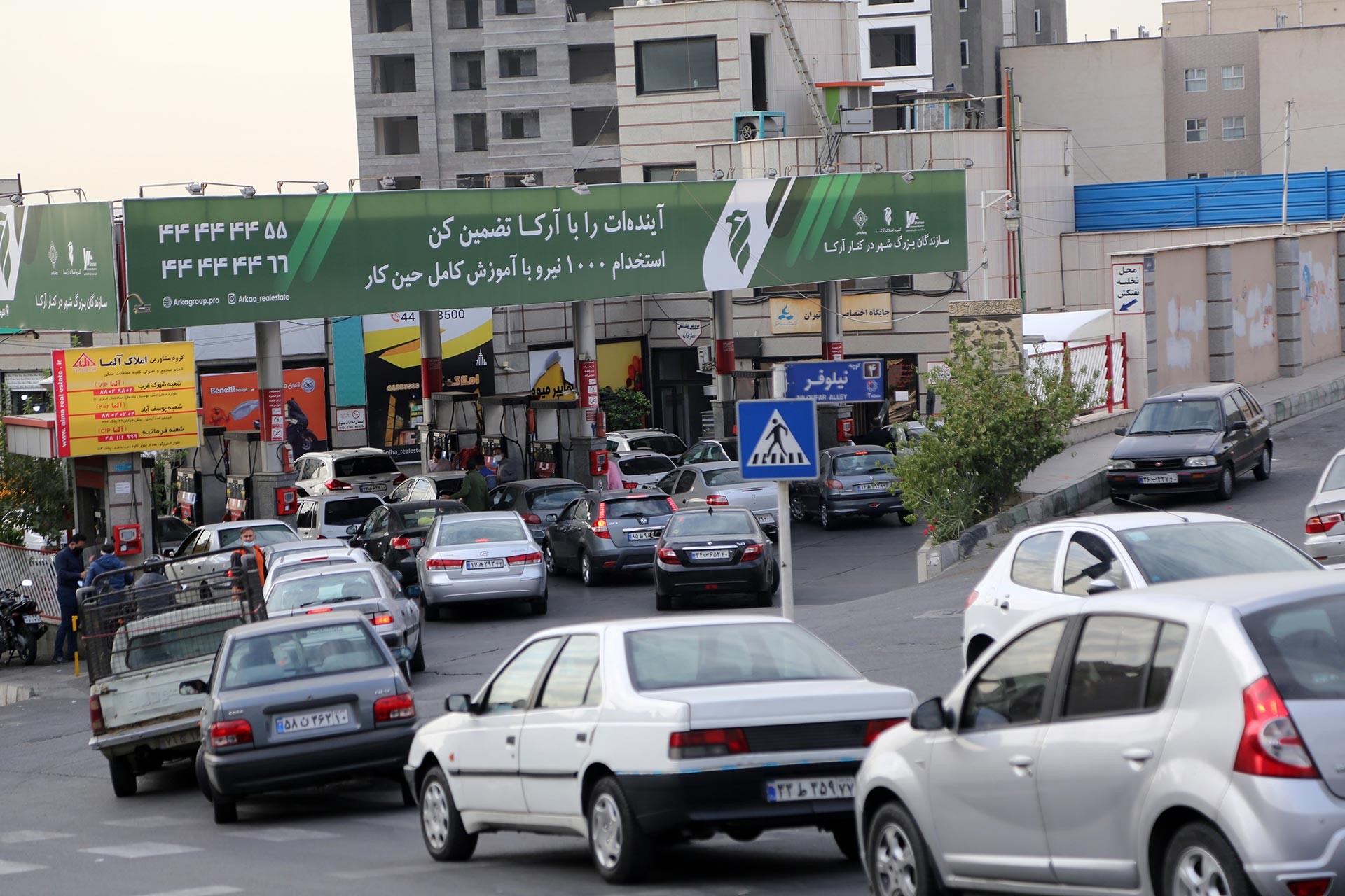 İran'da benzin istasyonu önündeki araç kuyruğu