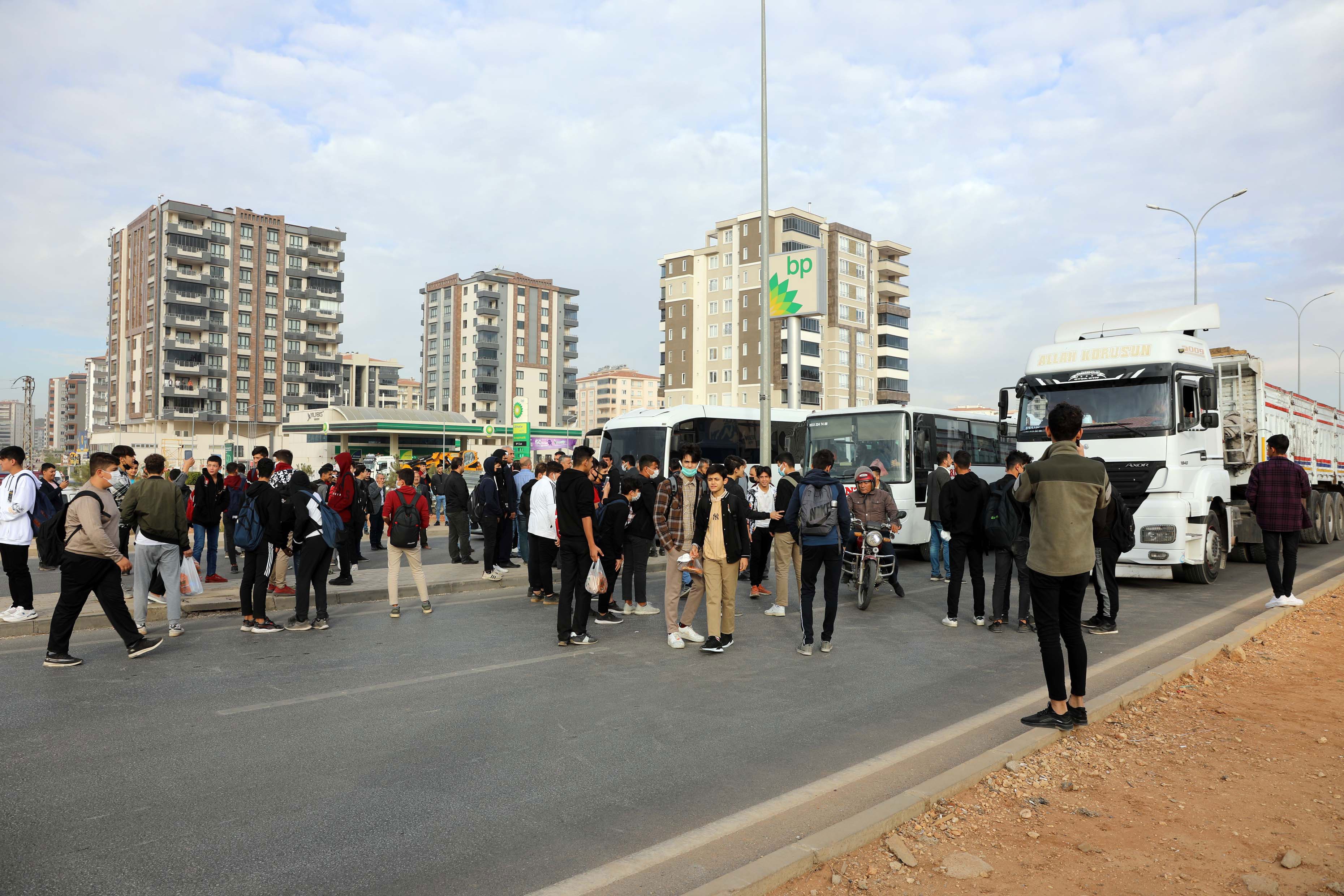 Antep'te üst geçit isteyen yurttaşlar yolu kapatıı