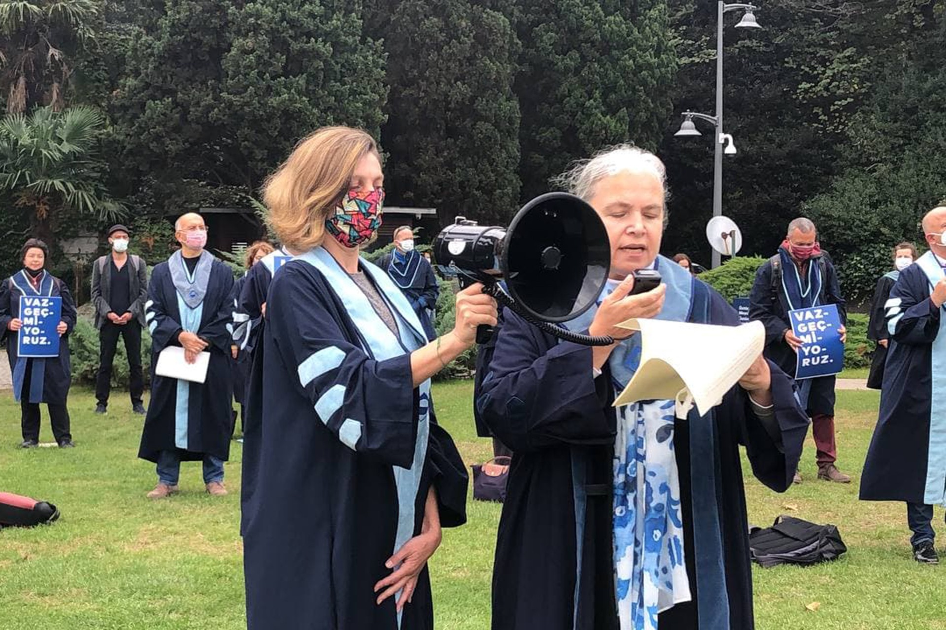 Boğaziçi Üniversitesi akademisyenleri nöbet eylemlerinin 200'üncü gününde sırtlarını rektörlüğe dönerken.