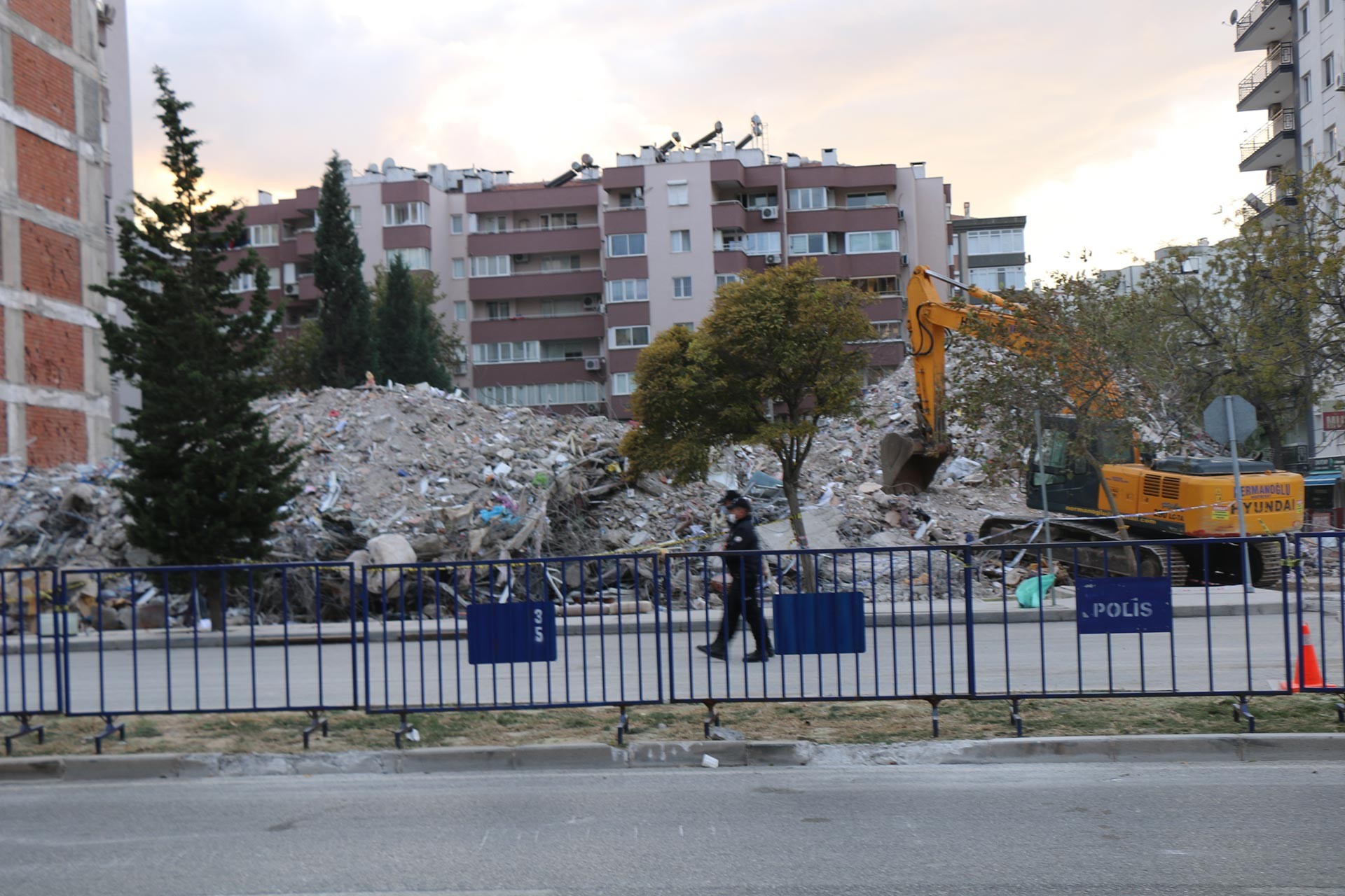 İzmir depreminde yıkılan bir bina