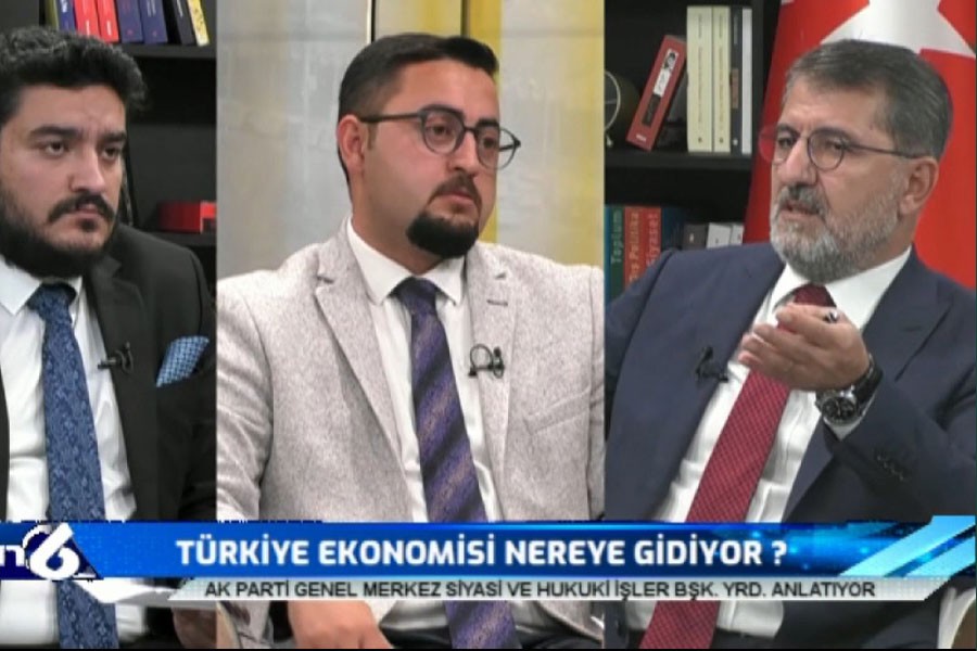 Kanal 42 yayınından ekran görüntüsü: gazeteciler M. Enes Turbil ve Emre Özgül ve AKP'li Ömer Serdar 