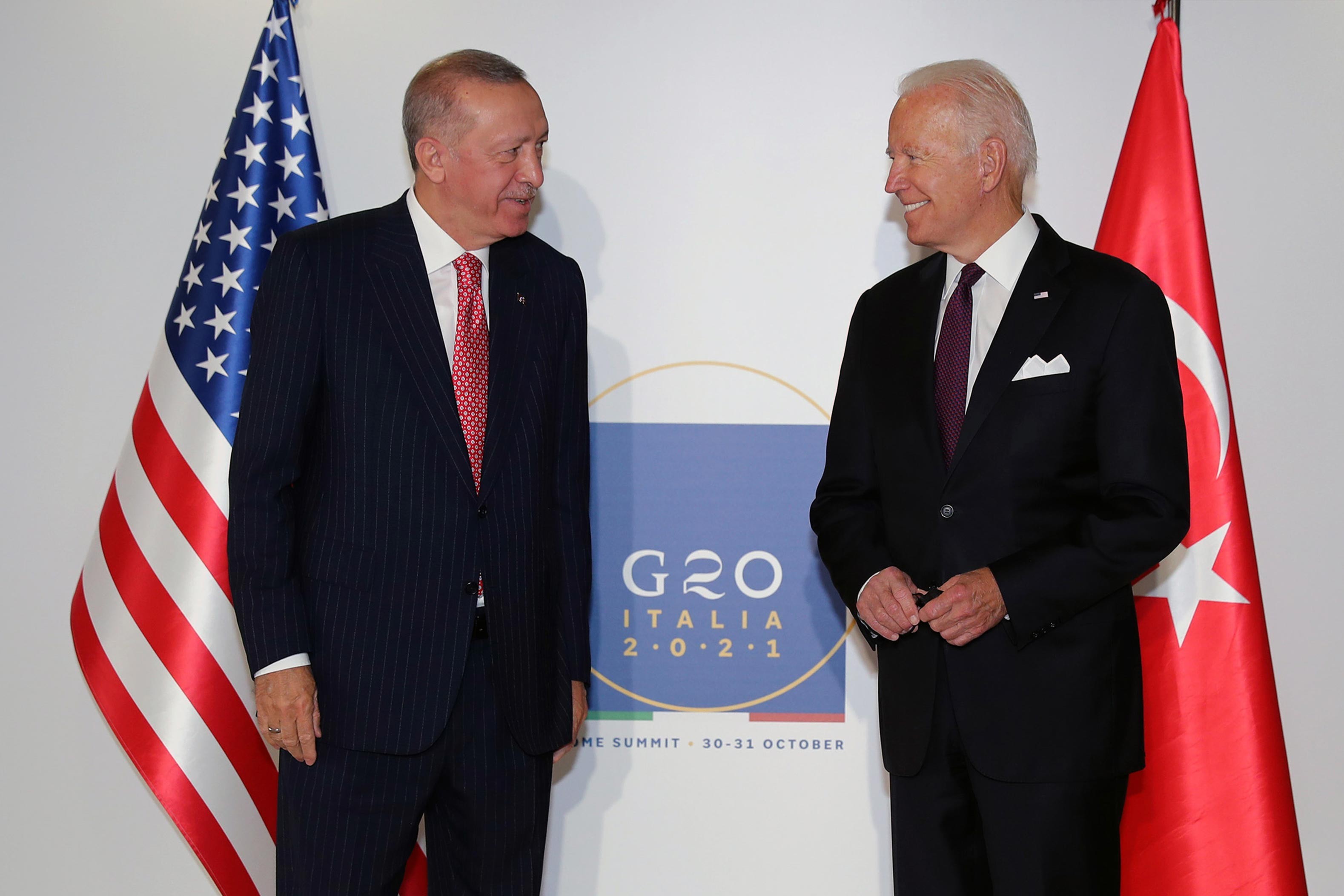 Erdoğan ve Biden ülke bayraklarının önünde poz veriyor