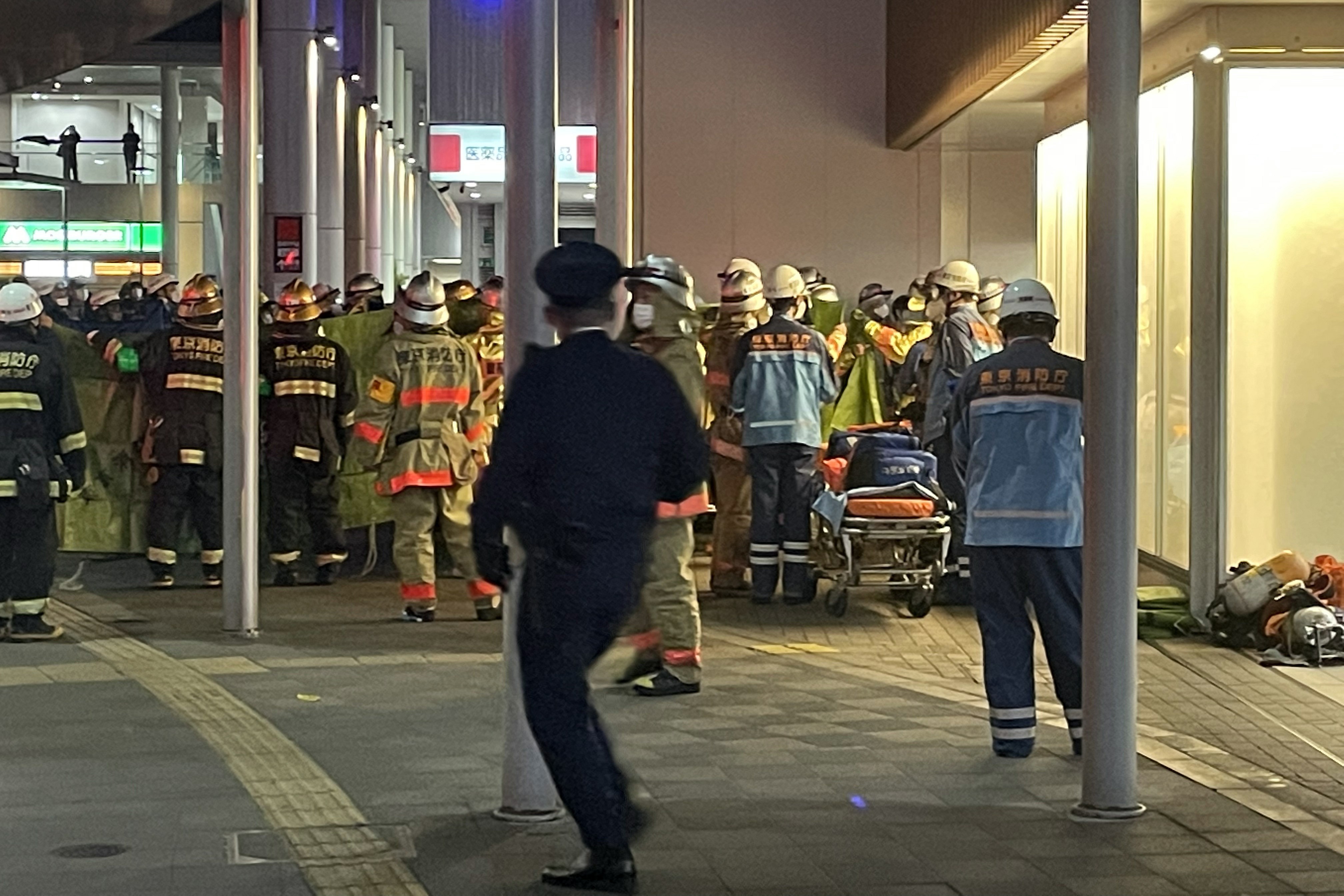 Tokyo'da saldırının gerçekleştiği metro istasyonunun çıkışı