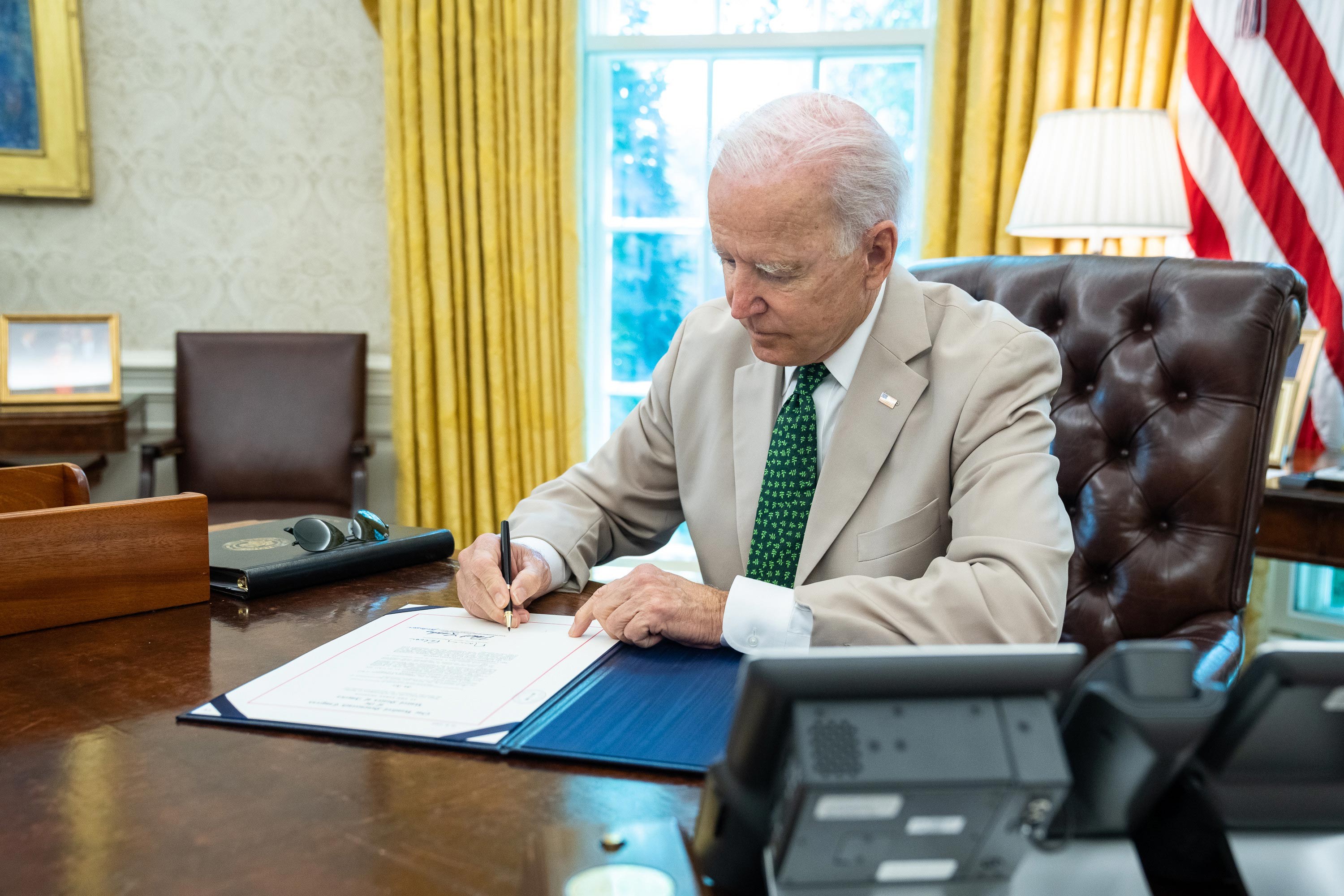 Joe Biden imza atıyor