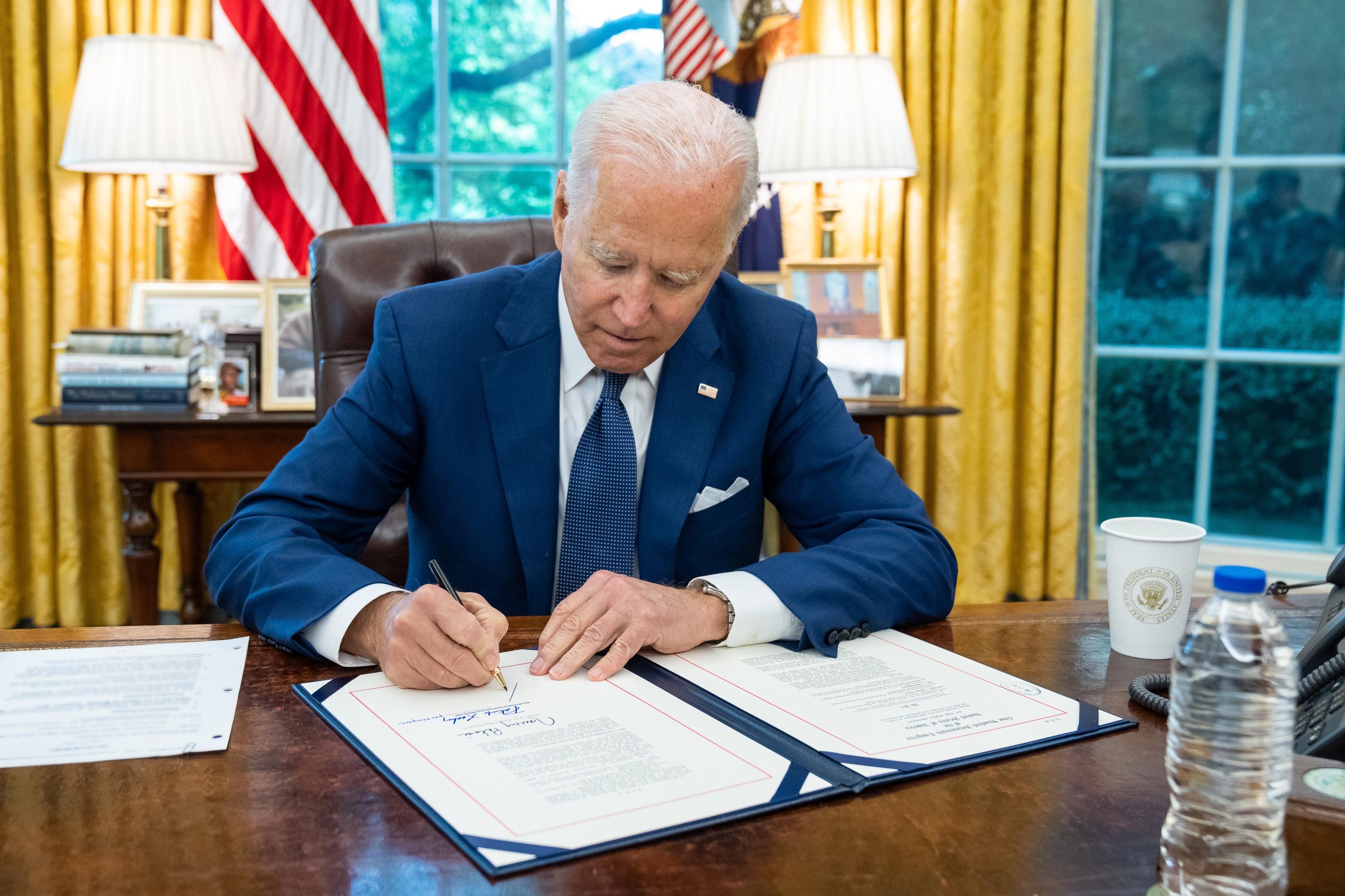 Joe Biden imza atıyor