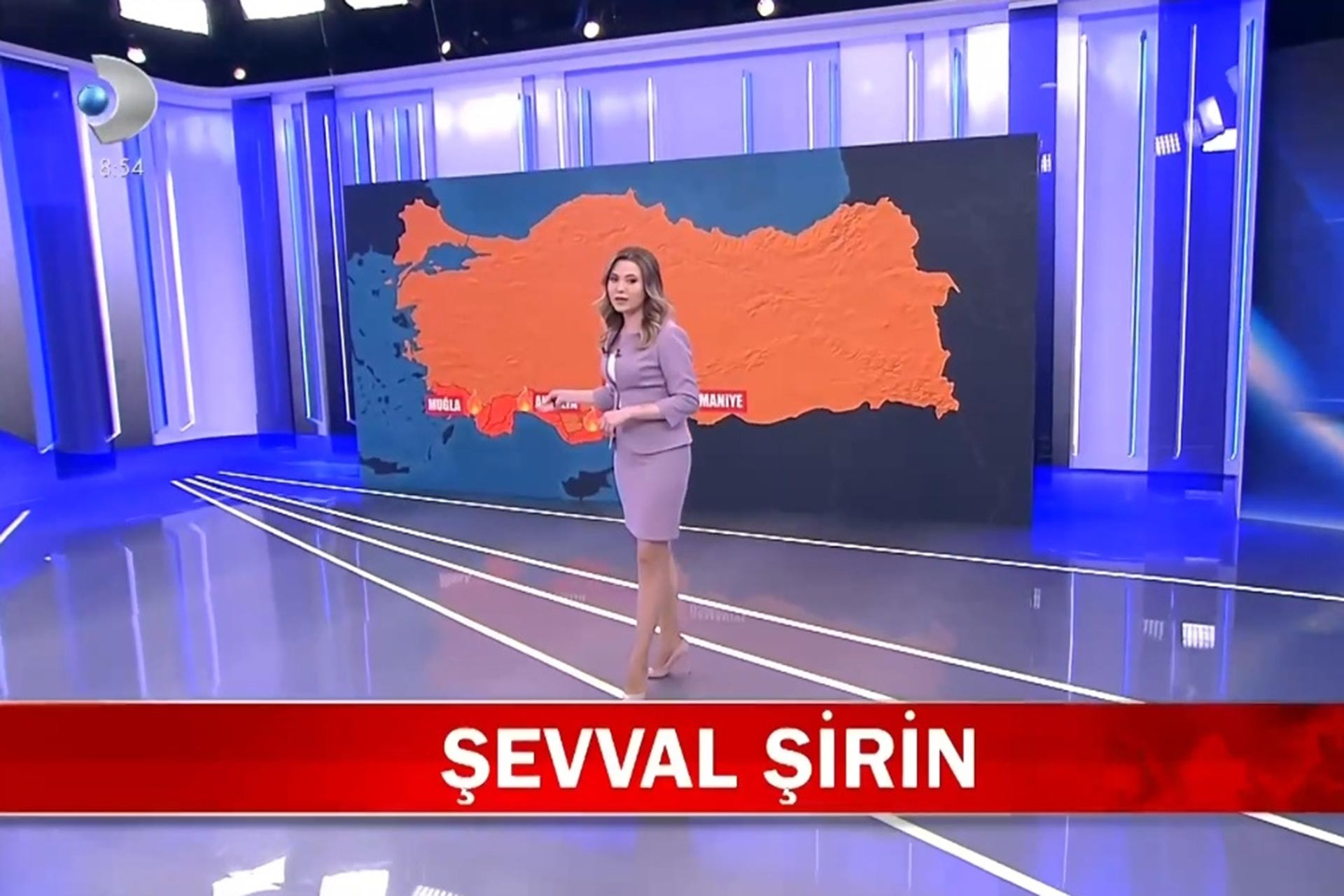 Şevval Şirin haber sunarken