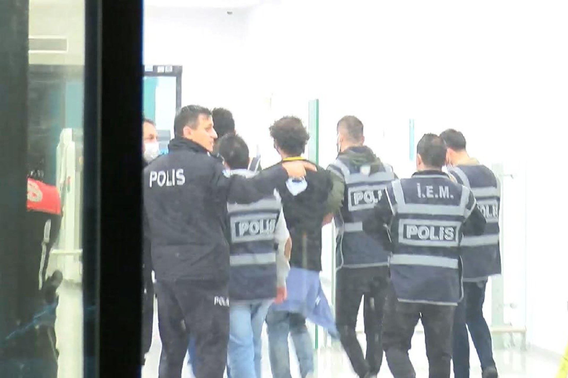 Fatih Aydın havalimanında polislerle