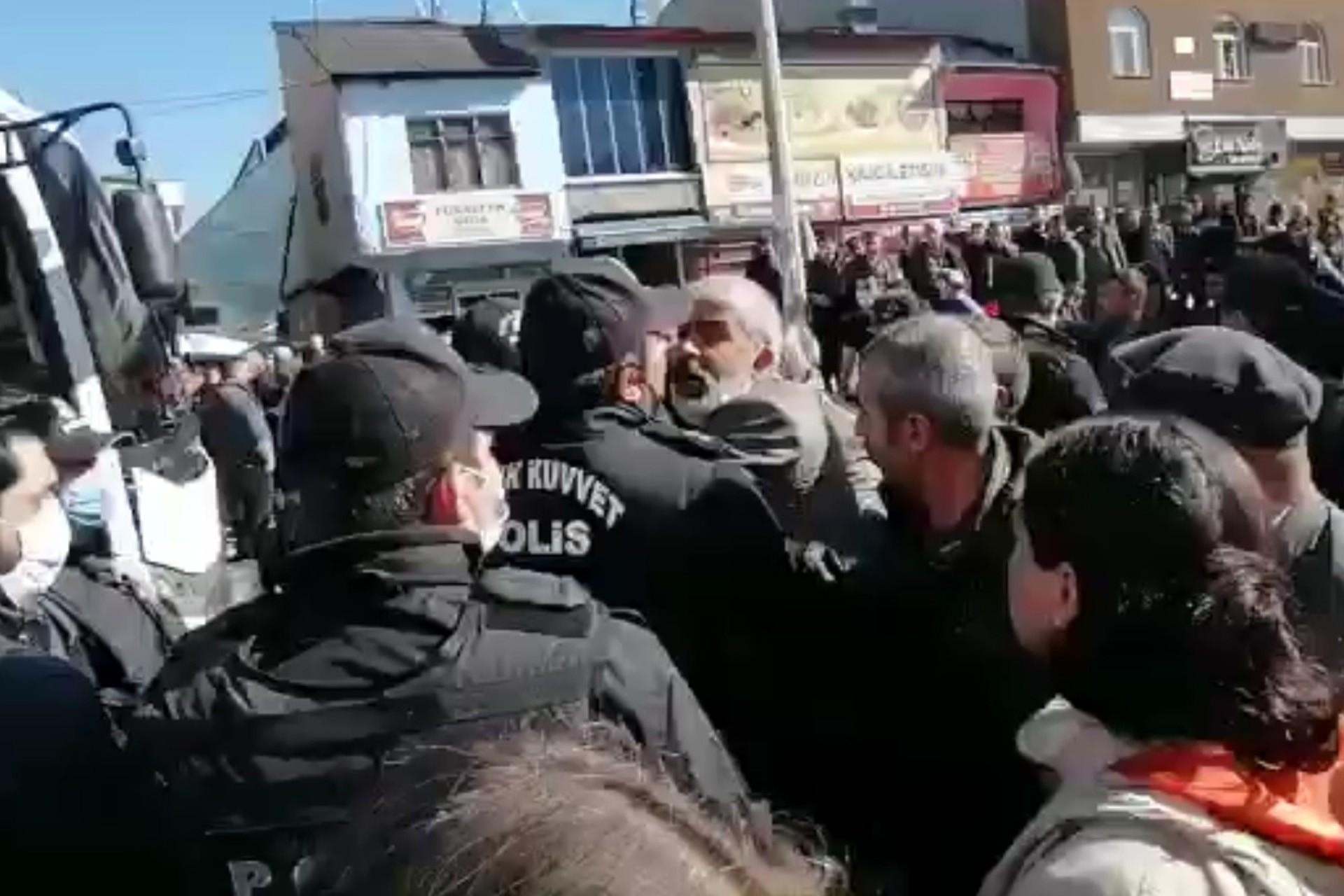 Ağrı'da polis HDP'lilere müdahale etti