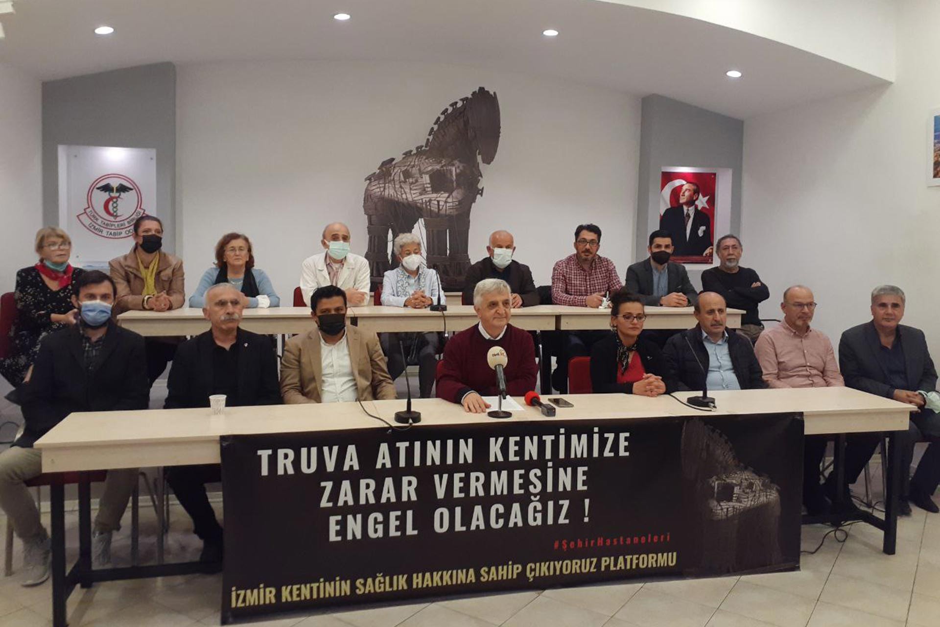 İzmir Kentinin Sağlık Hakkına Sahip Çıkıyoruz Platformu'nun basın açıklaması