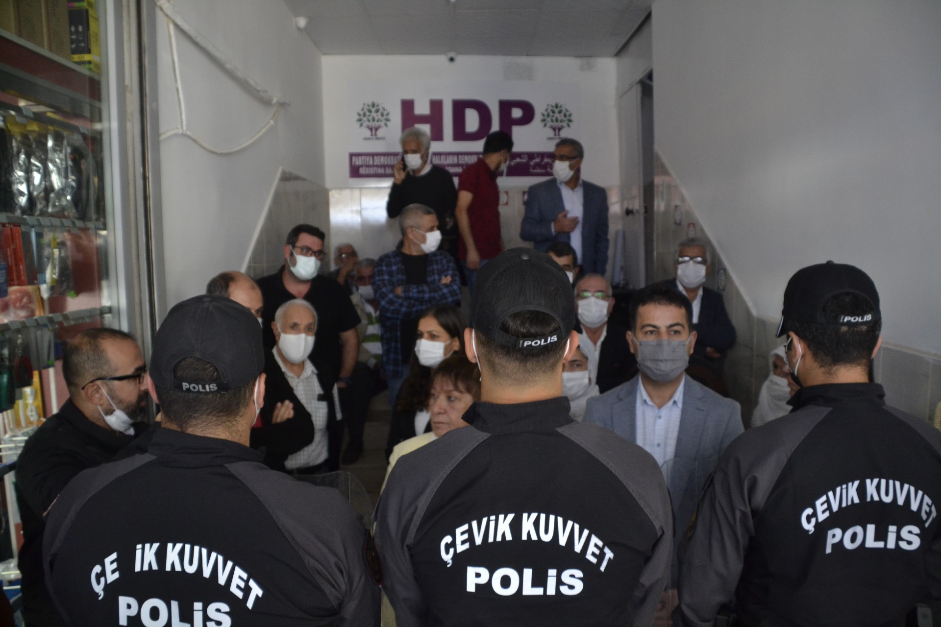 Adana'da HDP binası önünde polis