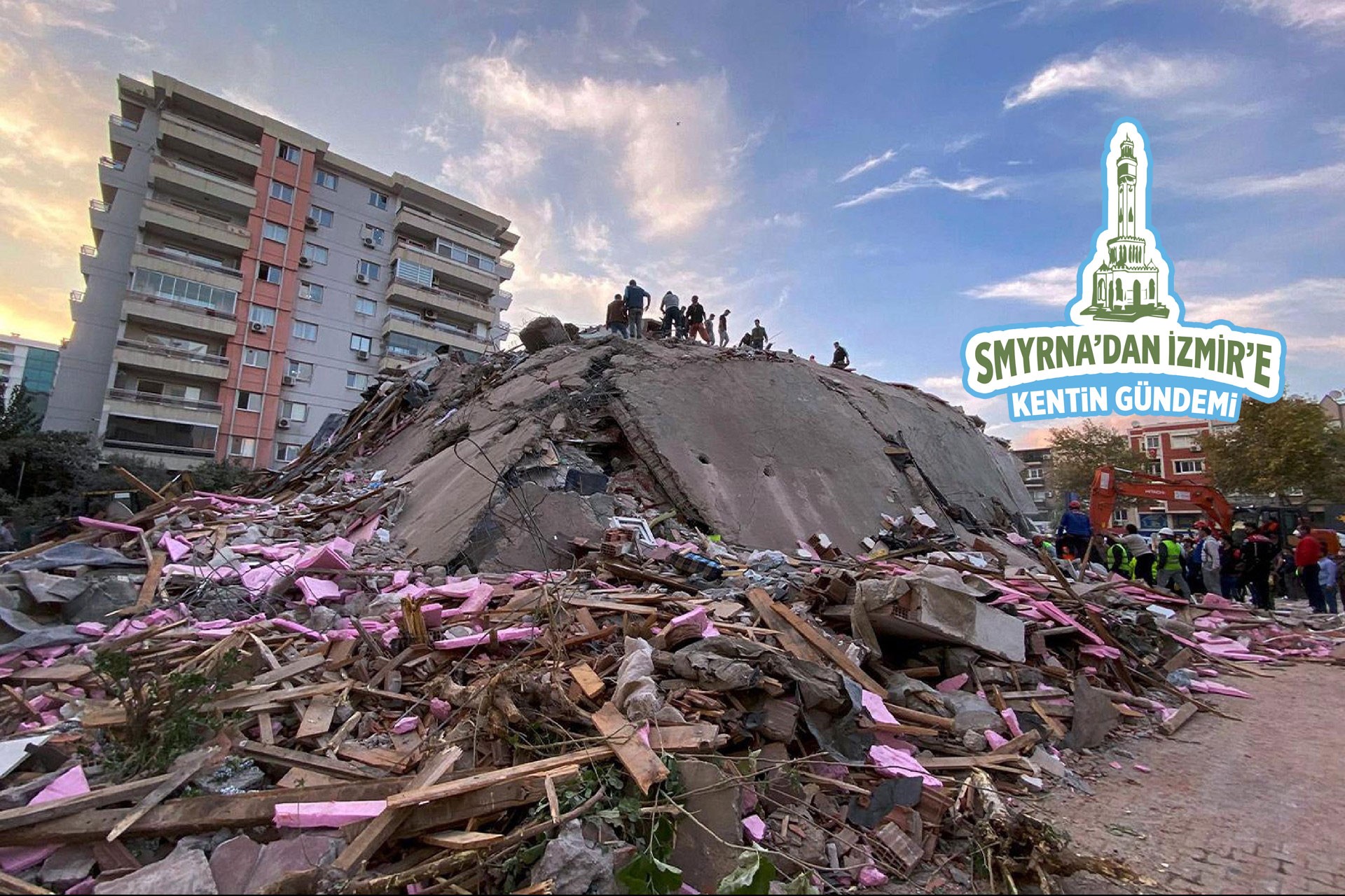 İzmir'de depremin ardından yıkılan bir binanın enkazı