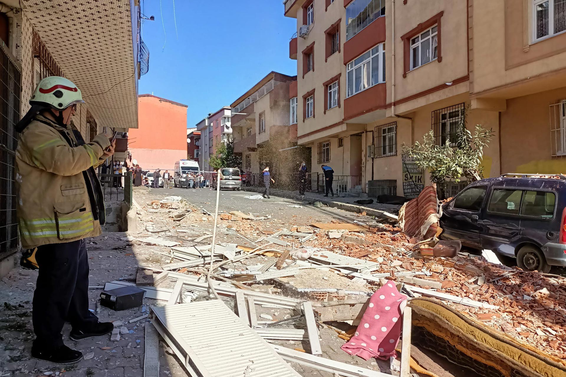 Sultangazi'de bir binada meydana gelen patlamanın ardından sokağın görüntüsü