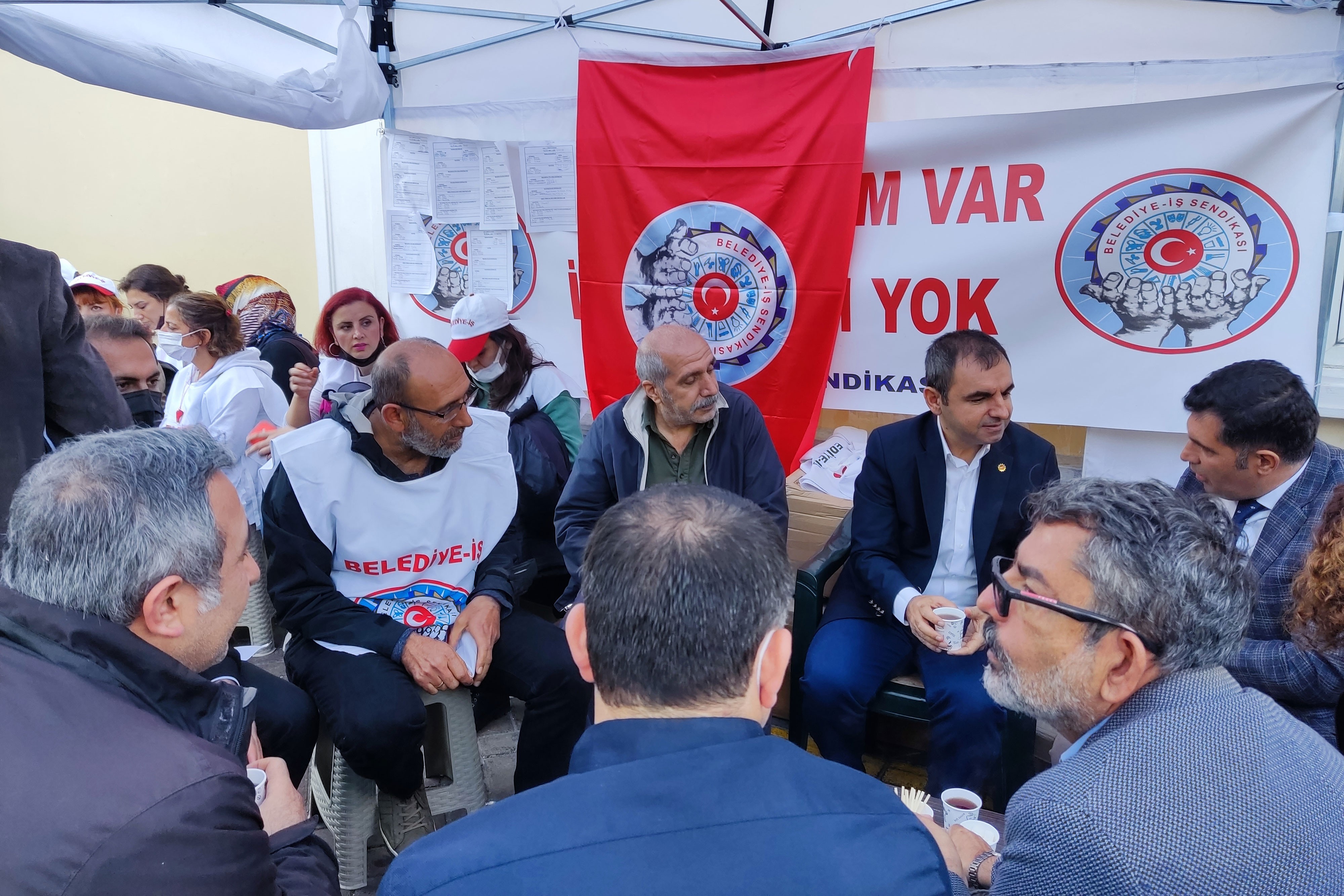 Emek Partisi Genel Başkanı Ercüment Akdeniz ve parti yöneticilerinin Bakırköy Belediyesi işçilerinin grevine gerçekleştirdiği ziyaretten bir fotoğraf.