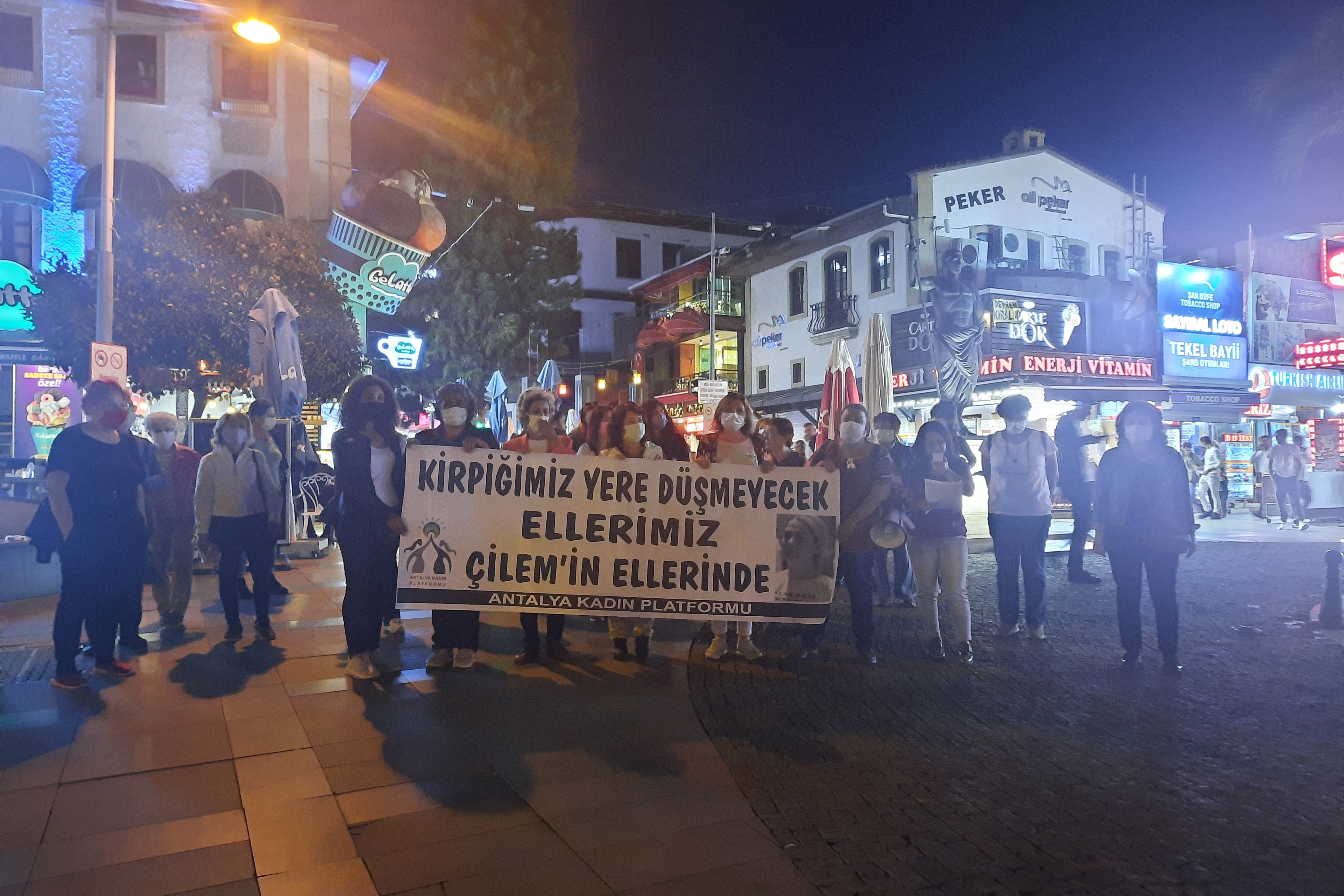 Antalya'da Çilem Doğan için eylem yapan kadınlar