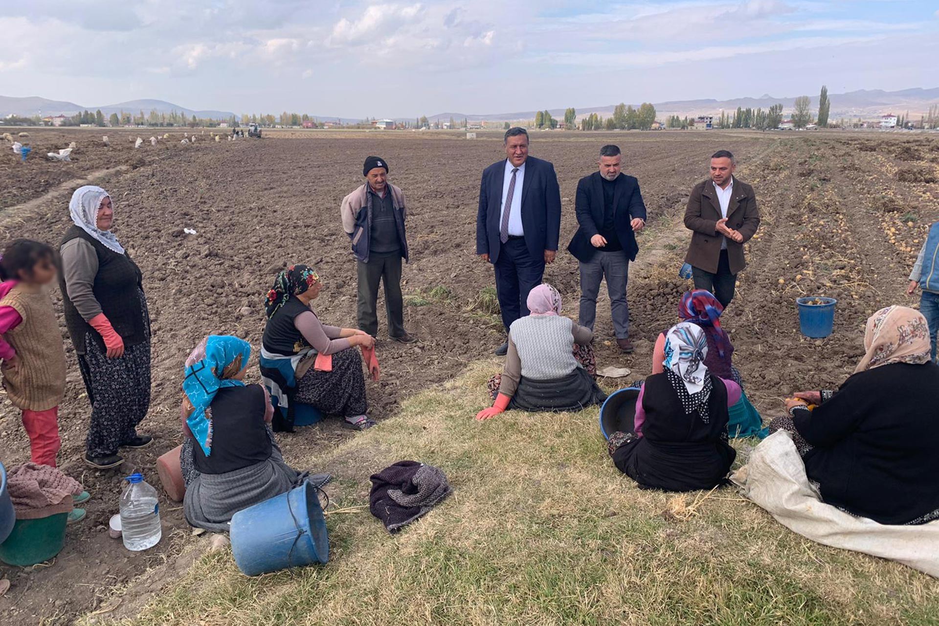 Ömer Fethi Gürer (ayakta, sağdan üçüncü) ve tarım işçisi kadınlar