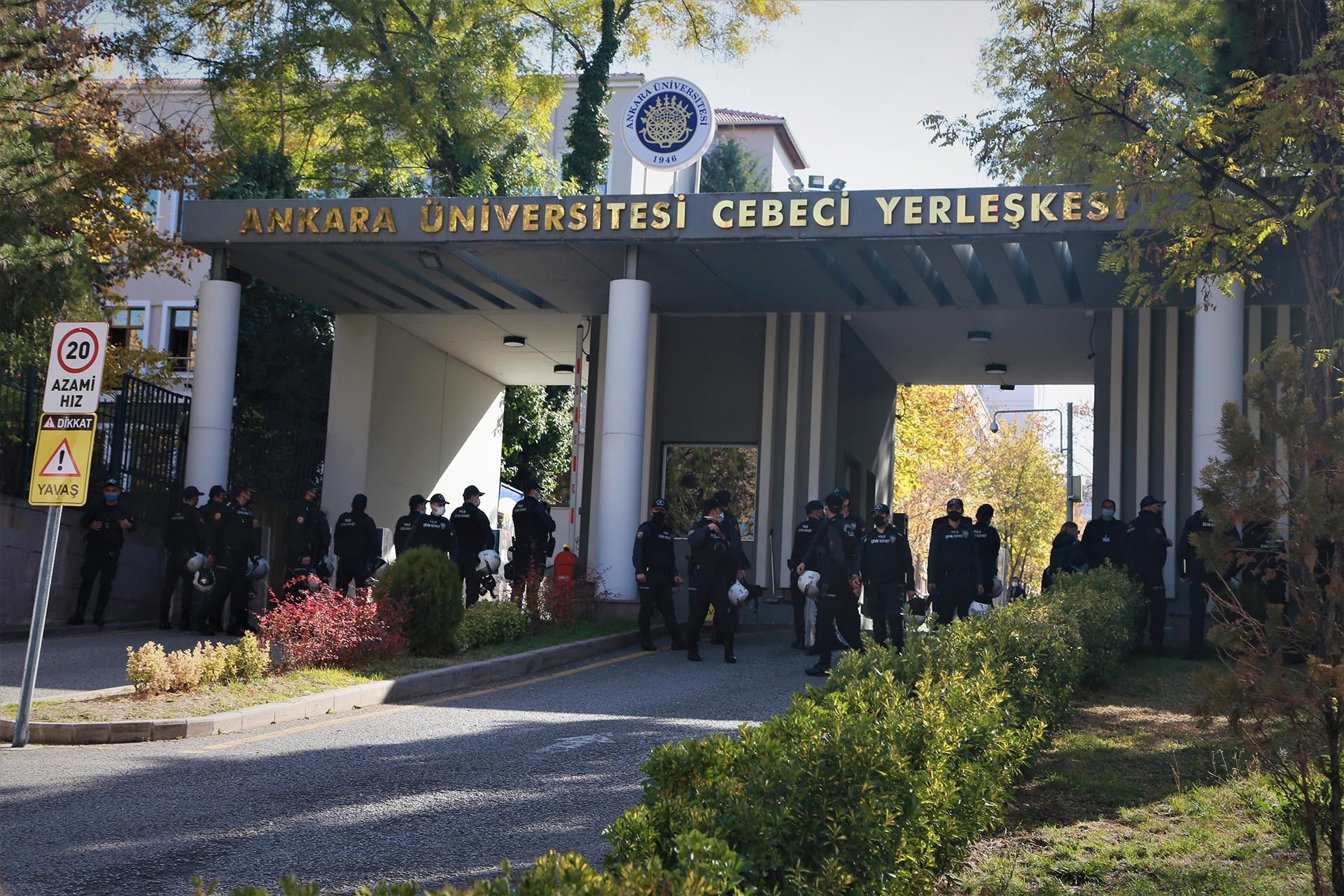 Ankara Üniversitesi Cebeci Yerleşkesi önünde bekleyen polisler