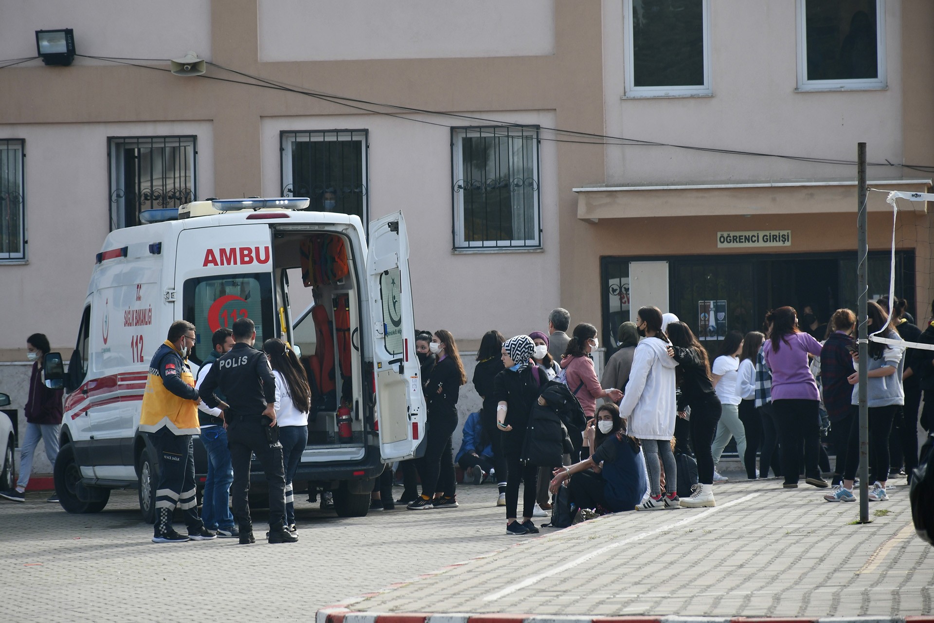 Hastane önünde bekleyen insanlar