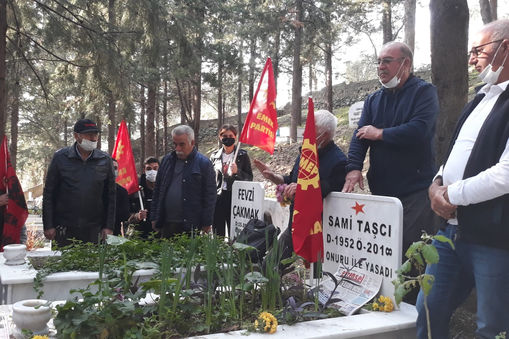 2 yıl önce yaşamını yitiren Fazlı Aksoy Balıkesir'deki mezarı başında anıldı