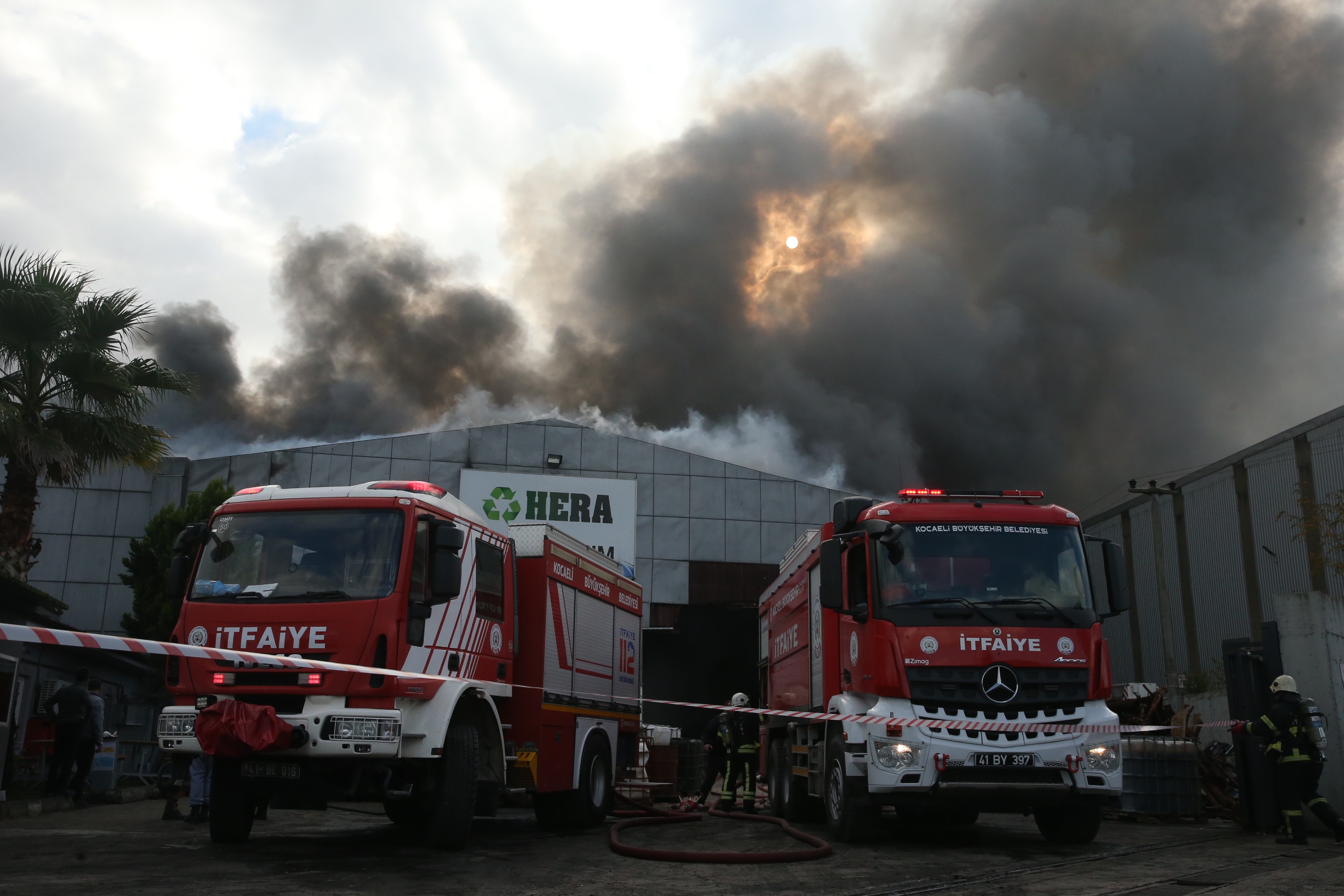 Kocaeli'de geri dönüşüm fabrikasında çıkan yangına itfaiyenin müdahale anı, görüntüde iki itfaiye aracının arkasından yanan fabrika ve gökyüzüne yükselen dumnlar gözüküyor