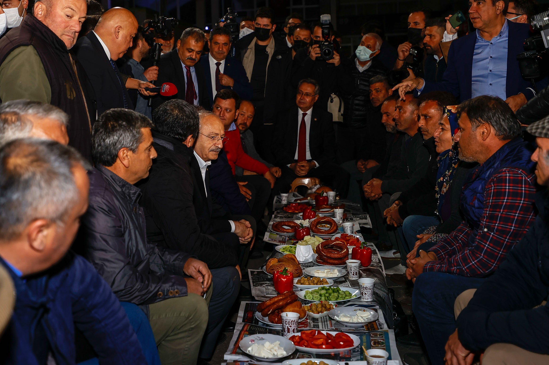 Kılıçdaroğlu, Antalya'da hal esnafını ziyaret etti