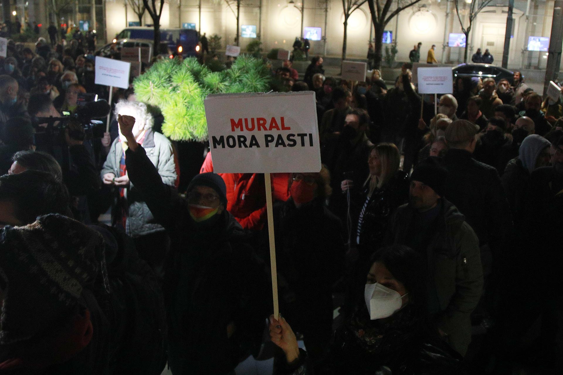 Sırbistan'da başkenti Belgrad'da, savaş suçlusu Ratko Mladic'in duvar resminin korunmasını protesto edenler