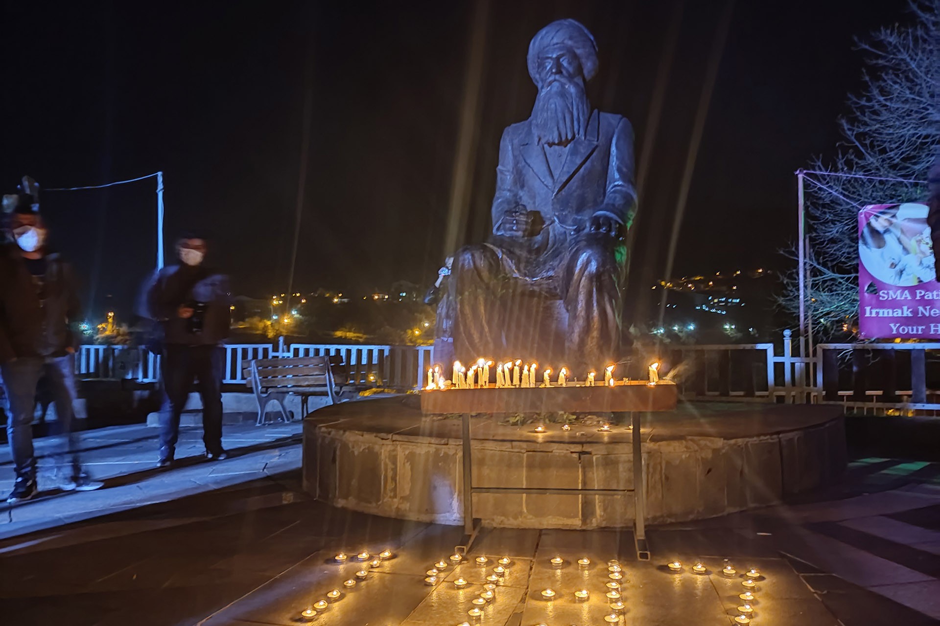 Seyit Rıza Meydanında çıra yakıldı