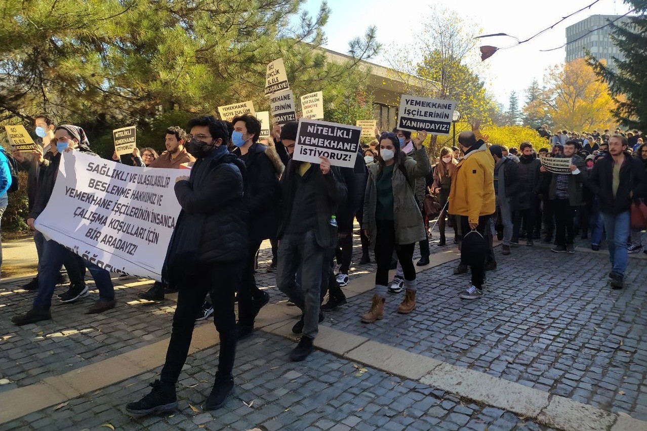 ODTÜ öğrencileri yemekhane koşullarının düzeltilmesi talebiyle topladığı binlerce dilekçeyi rektörlüğe sundu. Rektörlük binasına yürüyen yüzlerce öğrenci, taleplerini 'Ucuz, nitelikli yemekhane' diye haykırdı.