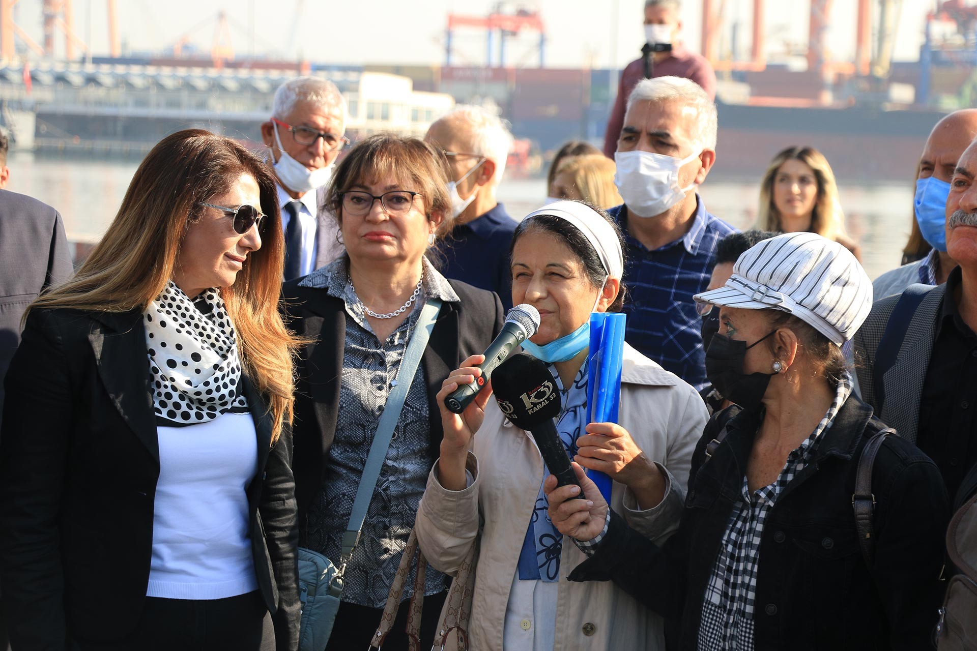 Mersin Çevre Platformu üyeleri basın açıklaması yapıyor