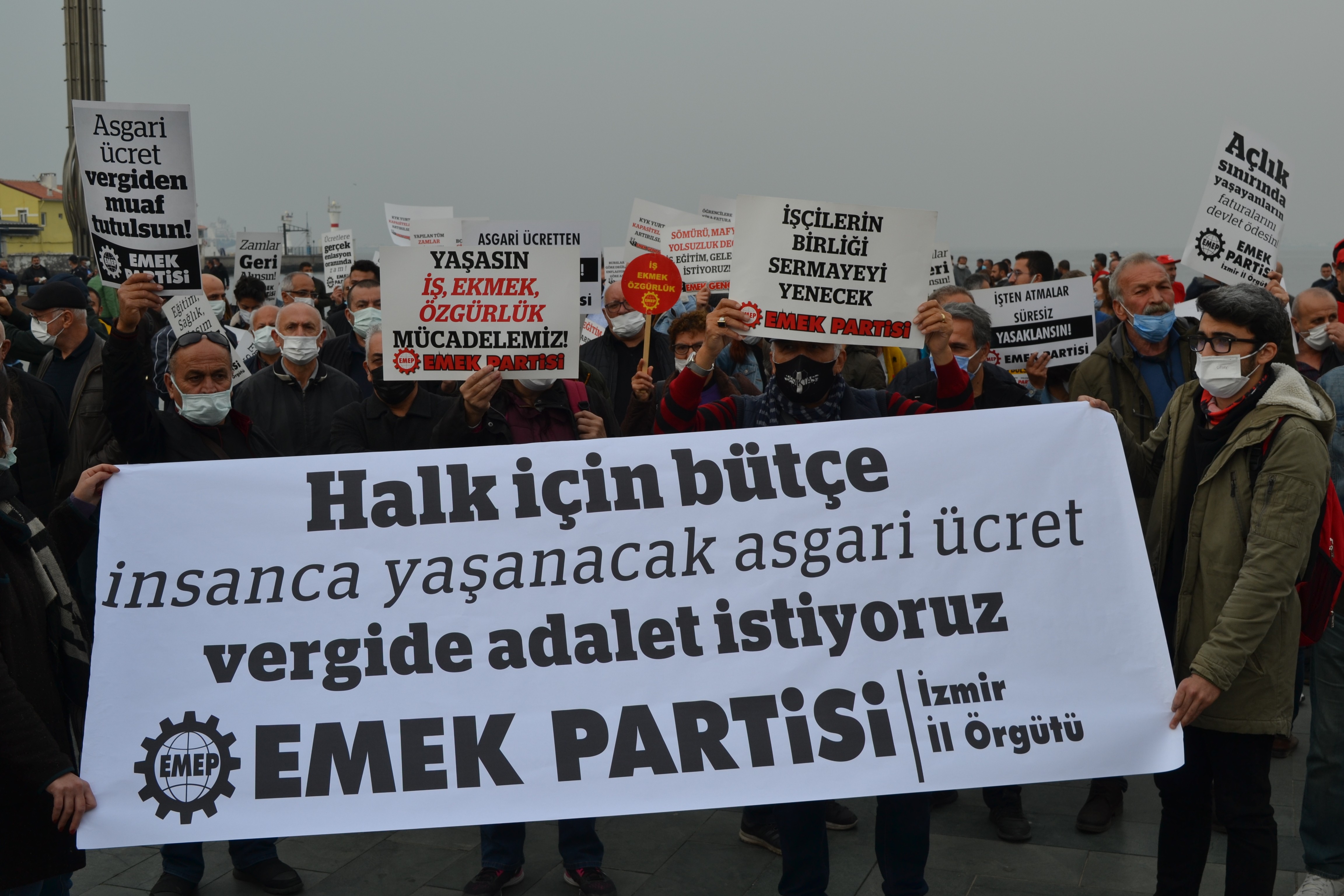 DİSK Ege Bölge Temsilciliği ve İzmir Şubeleri, ekonomik kriz ve yapılan zamlarla birlikte işçi emekçilerin geçim sorunu yaşadığını ifade ederek, gelir ve vergide adalet talebiyle 'Geçinemiyoruz' diyerek kitlesel basın açıklaması yaptı. Eyleme binlerce işçi katılırken, asgari ücret için bir günlük genel grev çağrısı yapıldı.  