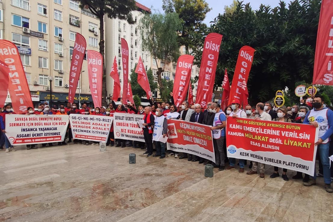 Mersin'de açıklama yapan emekçiler