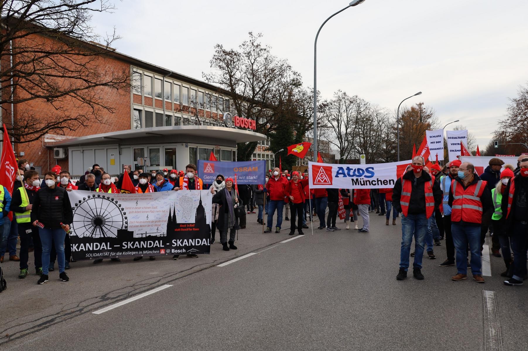 Almanya'da en büyük tekellerden biri olan Bosch'da binlerce işçinin işten çıkarılması gündemde, işçiler farklı bölgelerde fabrika önünde eylem yaptı.