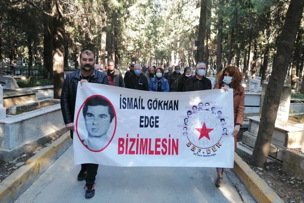 Ankara Üniversitesi Siyasal Bilgiler Fakültesi Öğrencisi iken 1976 yılında Diyarbakır’da işkence ile öldürülen İsmail Gökhan Edge mezarı başında anıldı. İsmail Gökhan Edge, ölümünün 45. yılında mezarı başında anıldı