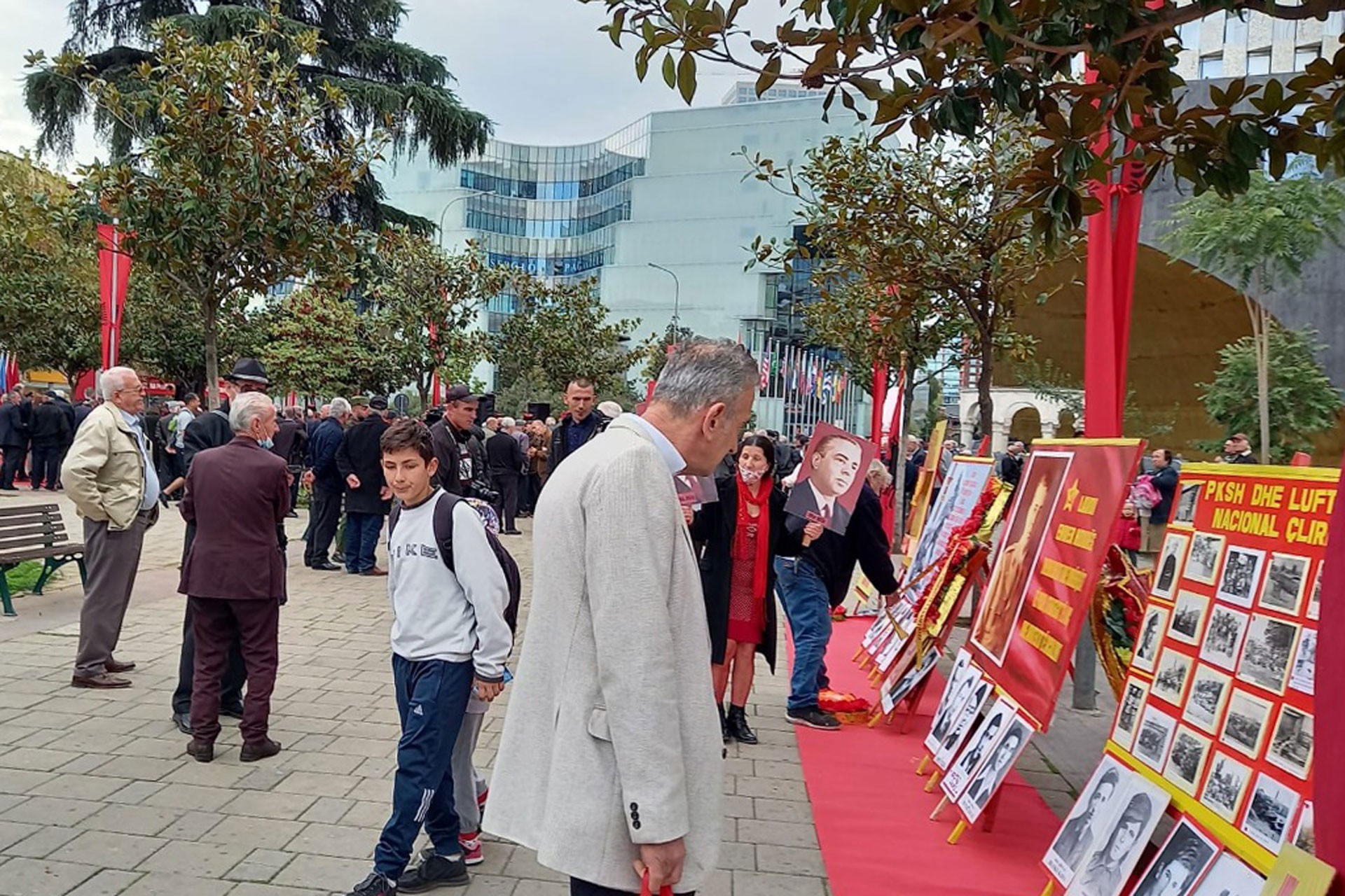 Tiran'ın kurtarılışının yıl dönümünde Arnavutluk'ta düzenlenen anmadan bir fotoğraf.