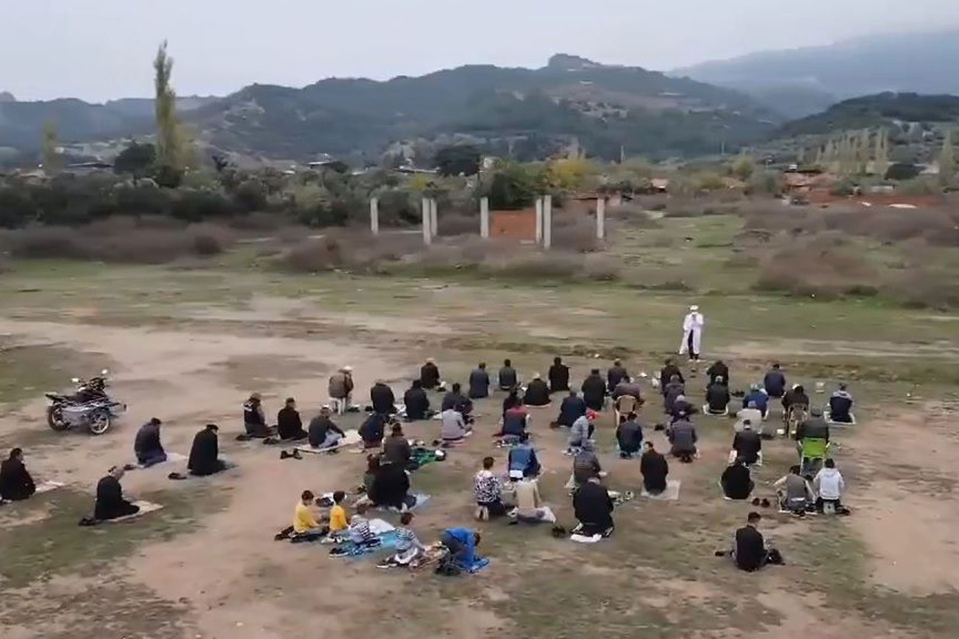 Manisa'nın Salihli ilçesi Caferbey köylülerinin meralarının çöplük yapılmasına karşı mücadelesi devam ediyor.