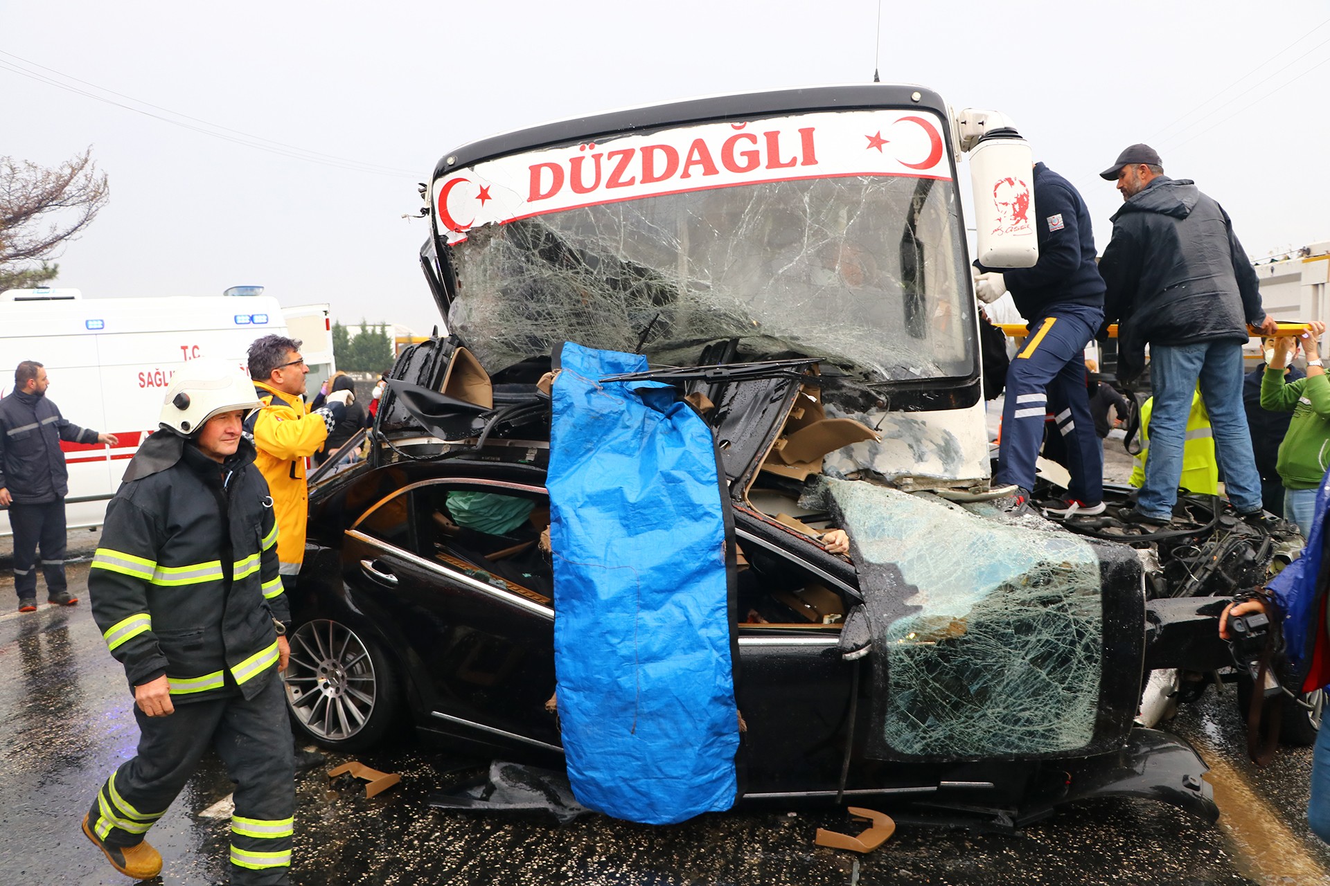 İşçi servisi ile otomobil kaza yaptı