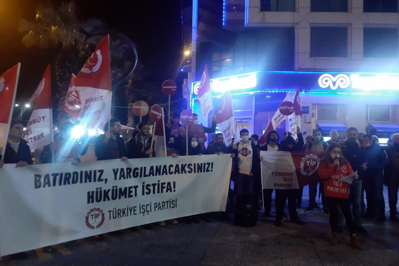 İzmir'de hükümet istifa diyen TİP'liler