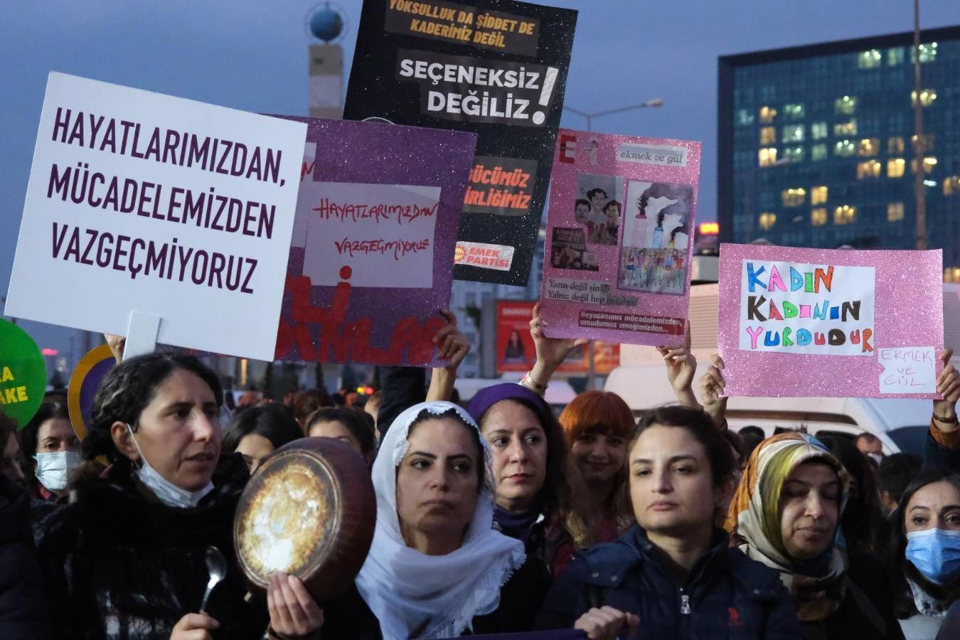 Diyarbakır'da dövizleri ile kadınlar