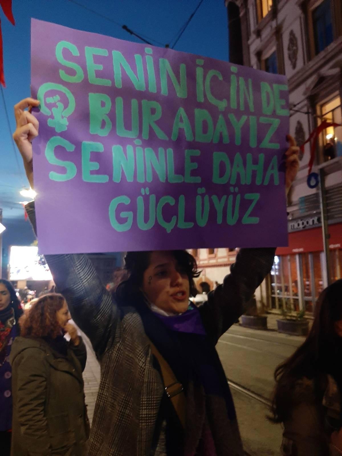 25 Kasım eyleminde döviz taşıyan bir kadın