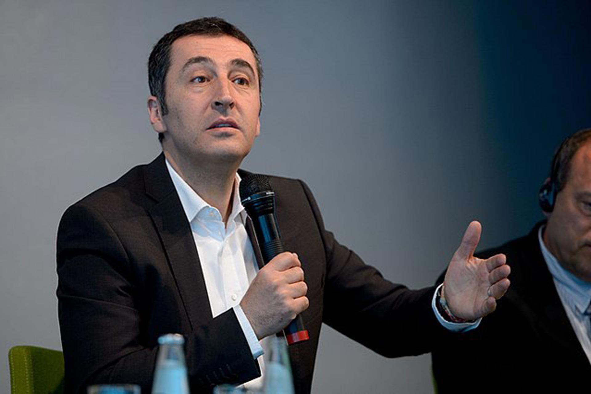 Cem Özdemir kürsüde konuşuyor