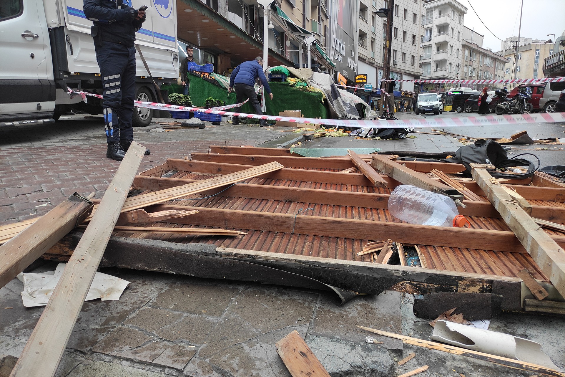 İstanbul'da fırtına nedeniyle 5 kişi yaşamını yitirdi, 46 kişi yaralandı