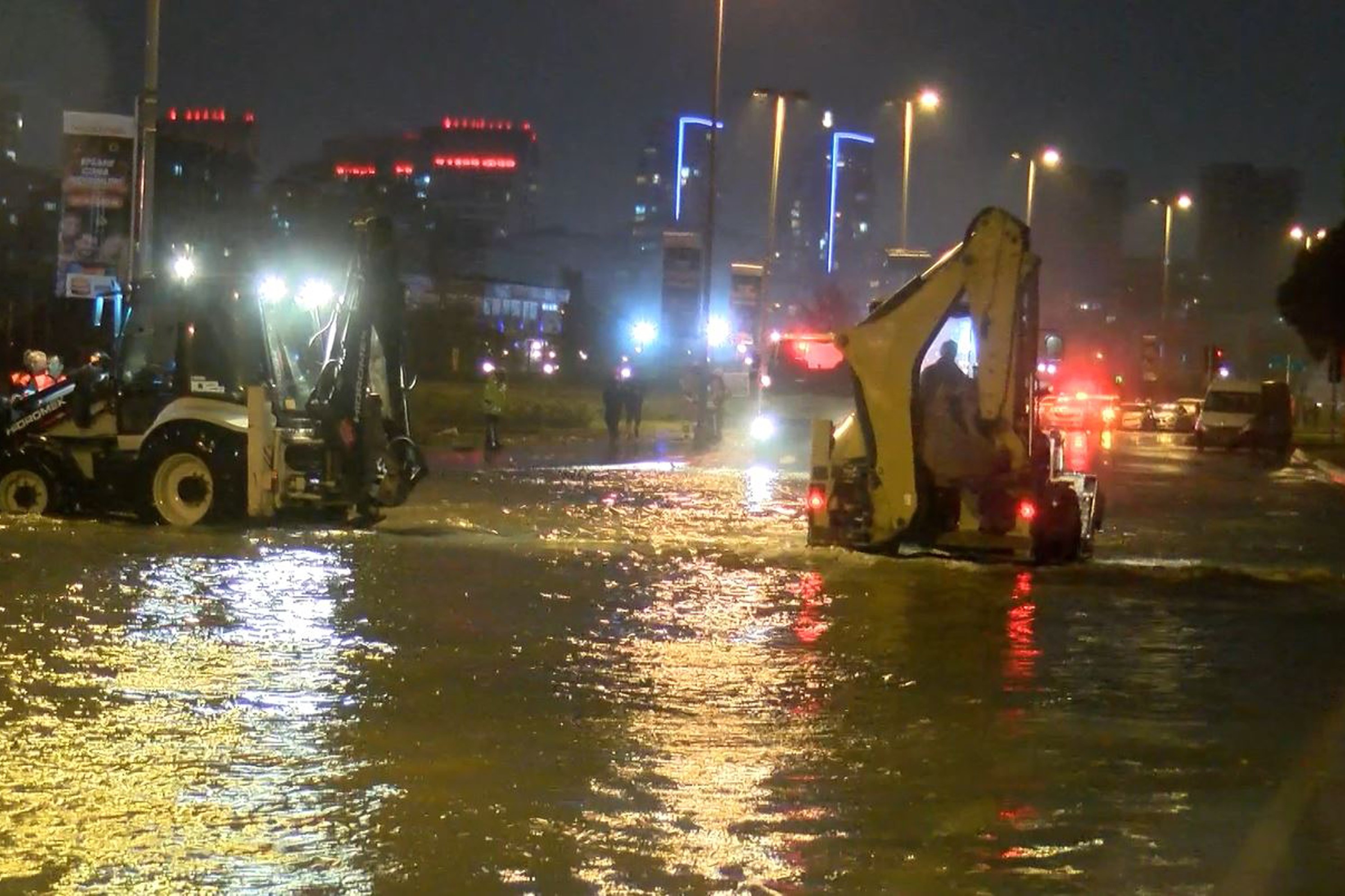 İstanbul Kartal'da yoğun yağış nedeniyle sahil yolu sular altında kaldı