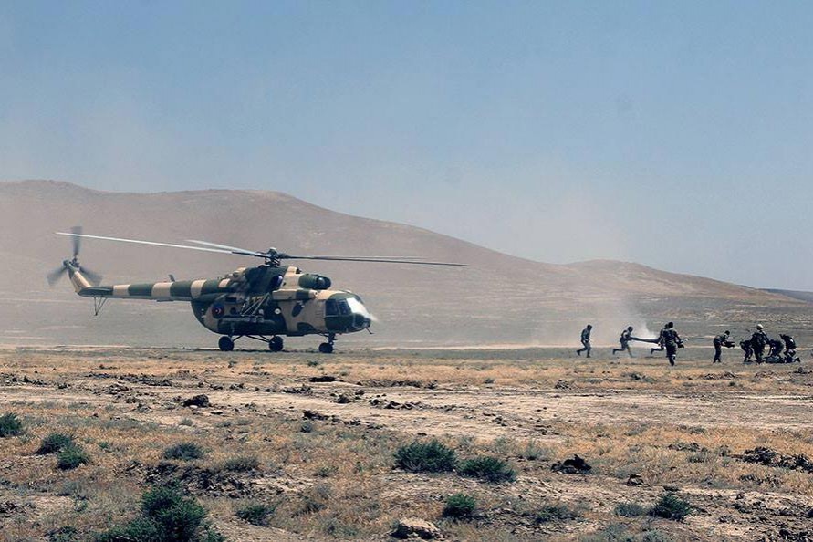 Azerbaycan'da helikopterle talim