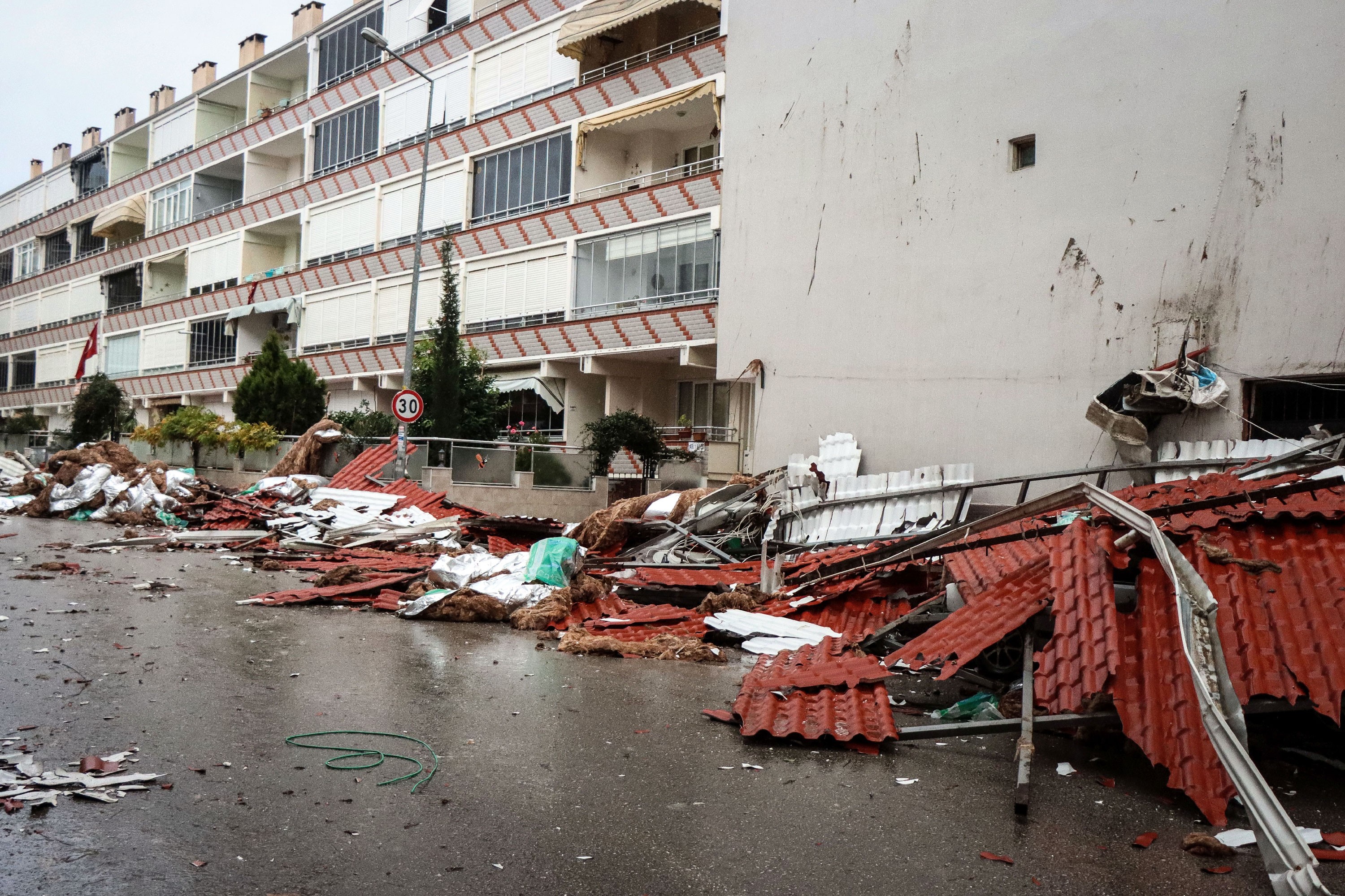 Lodosta uçan çatılar