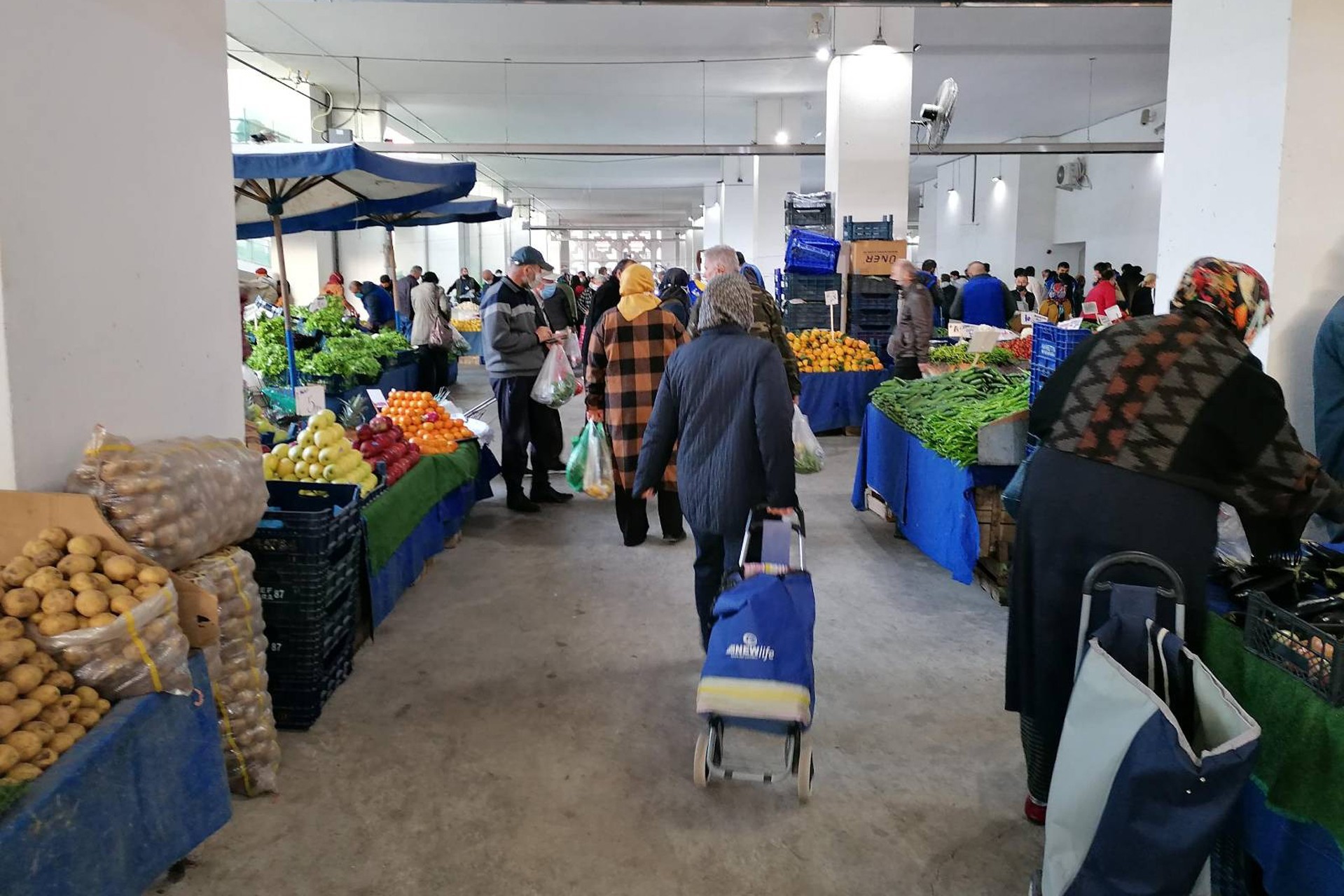 Ankara Keçiören'de bir semt pazarından görünüm.